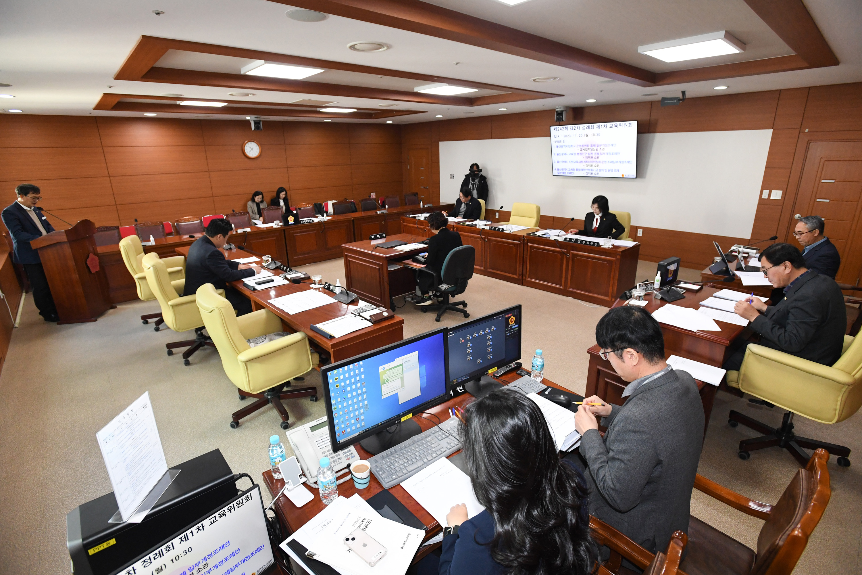 교육위원회, 울산광역시립학교 운영위원회 조례 일부 개정조례안 등 심사1