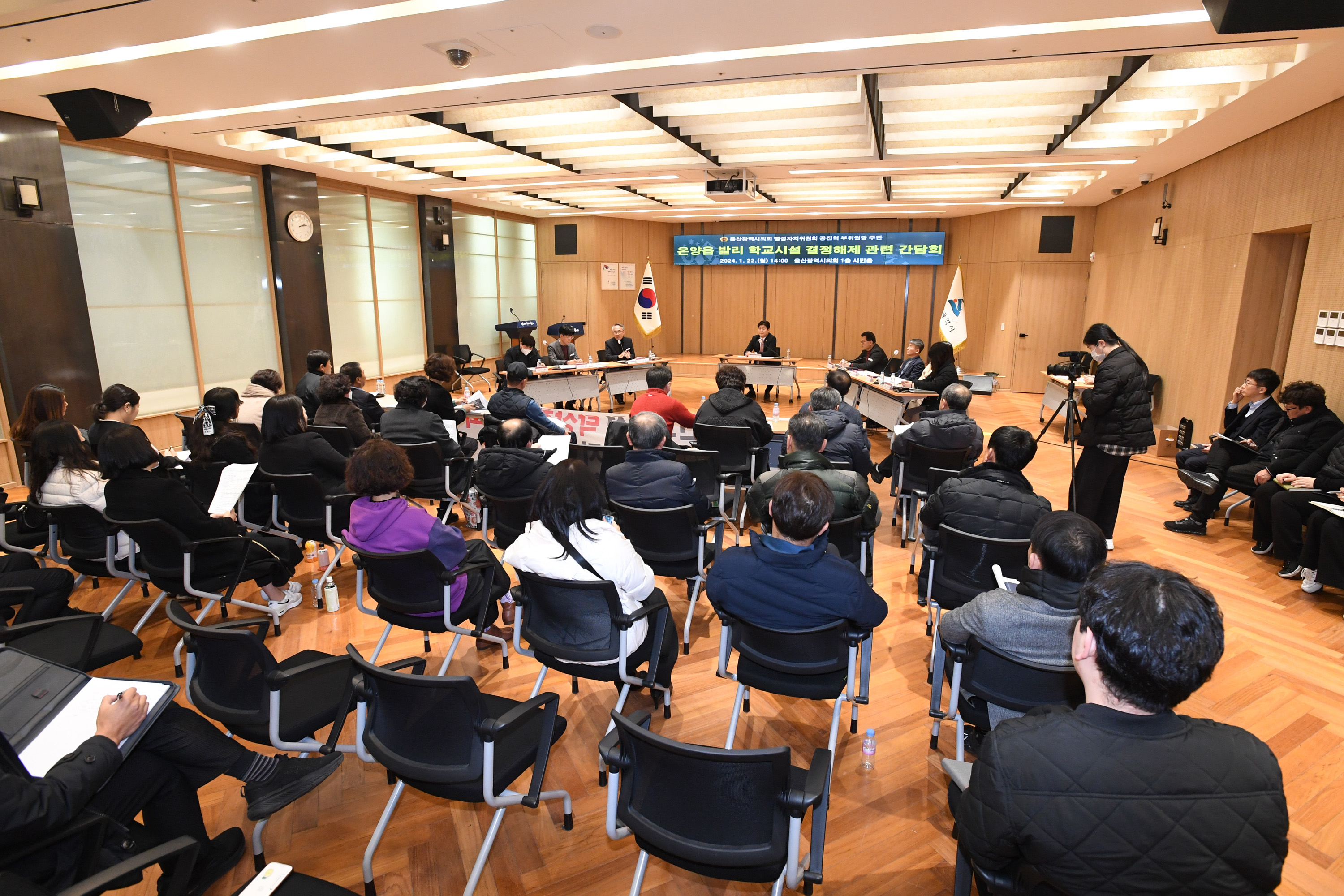 공진혁 행정자치부위원장, 온양읍 발리 초등학교시설 결정 해제 관련 간담회5