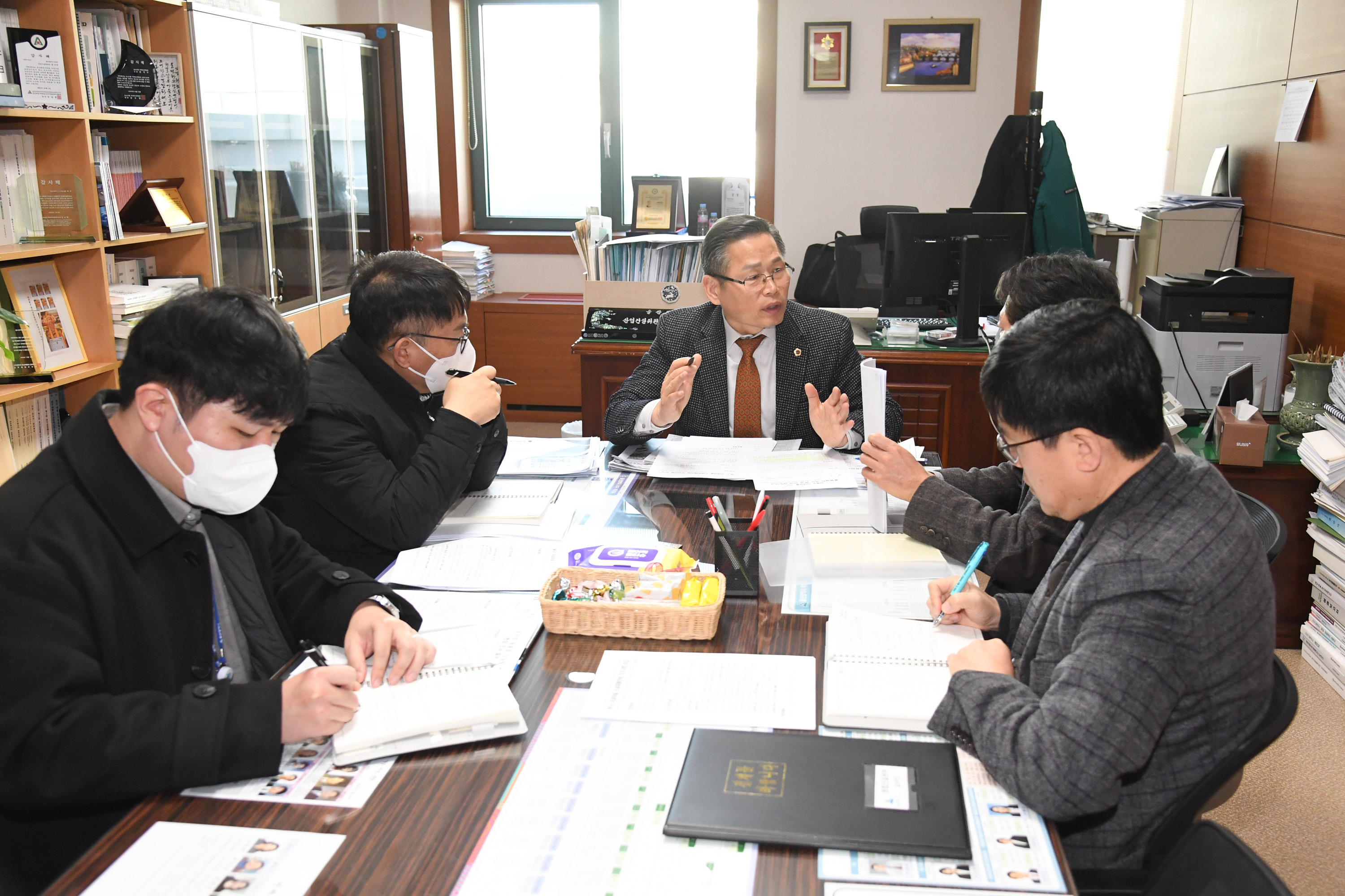 문석주 산업건설위원장, 광역시도 및 도로시설물 정비관련 추진상황에 대해 논의1