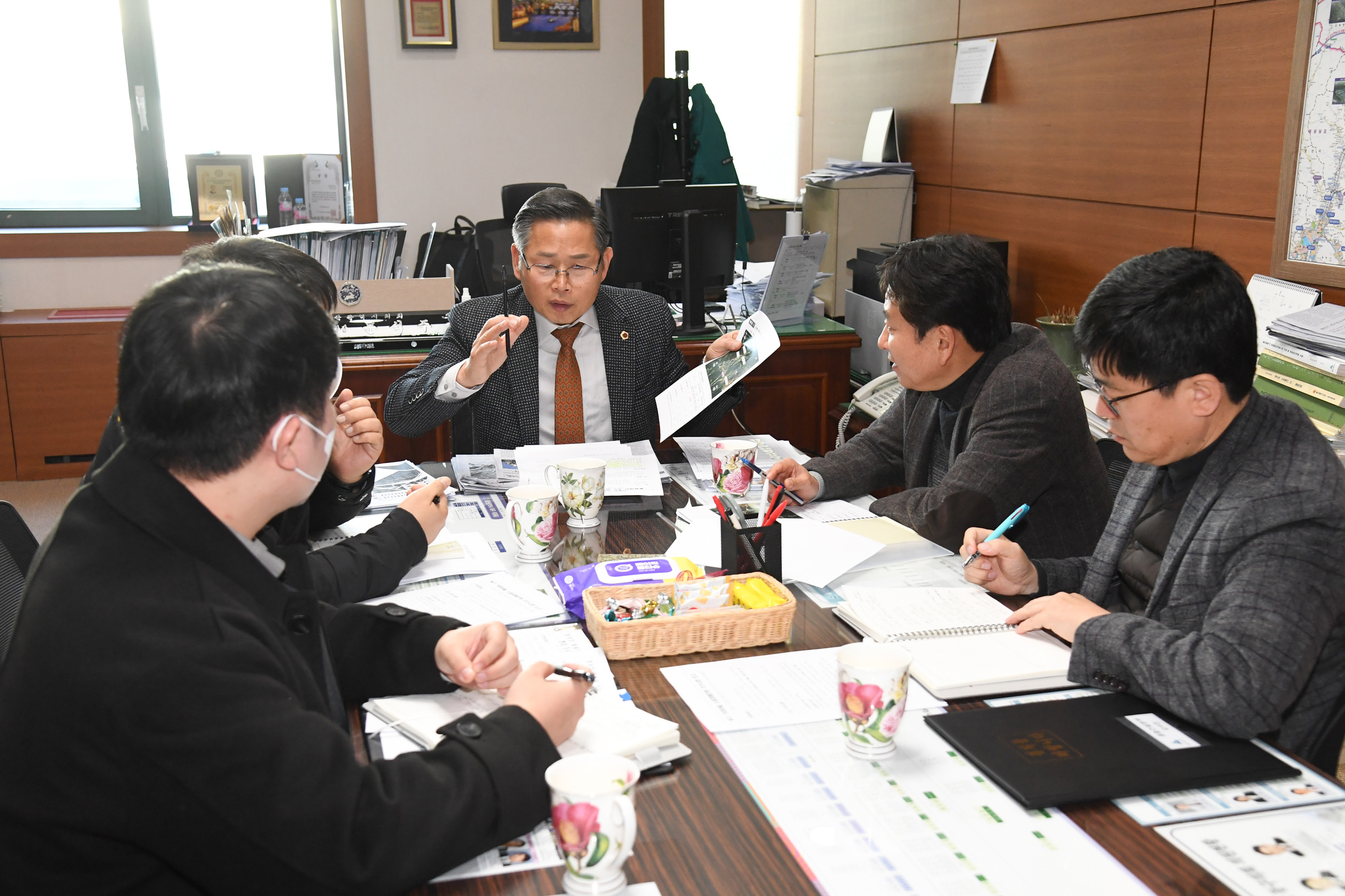 문석주 산업건설위원장, 광역시도 및 도로시설물 정비관련 추진상황에 대해 논의2