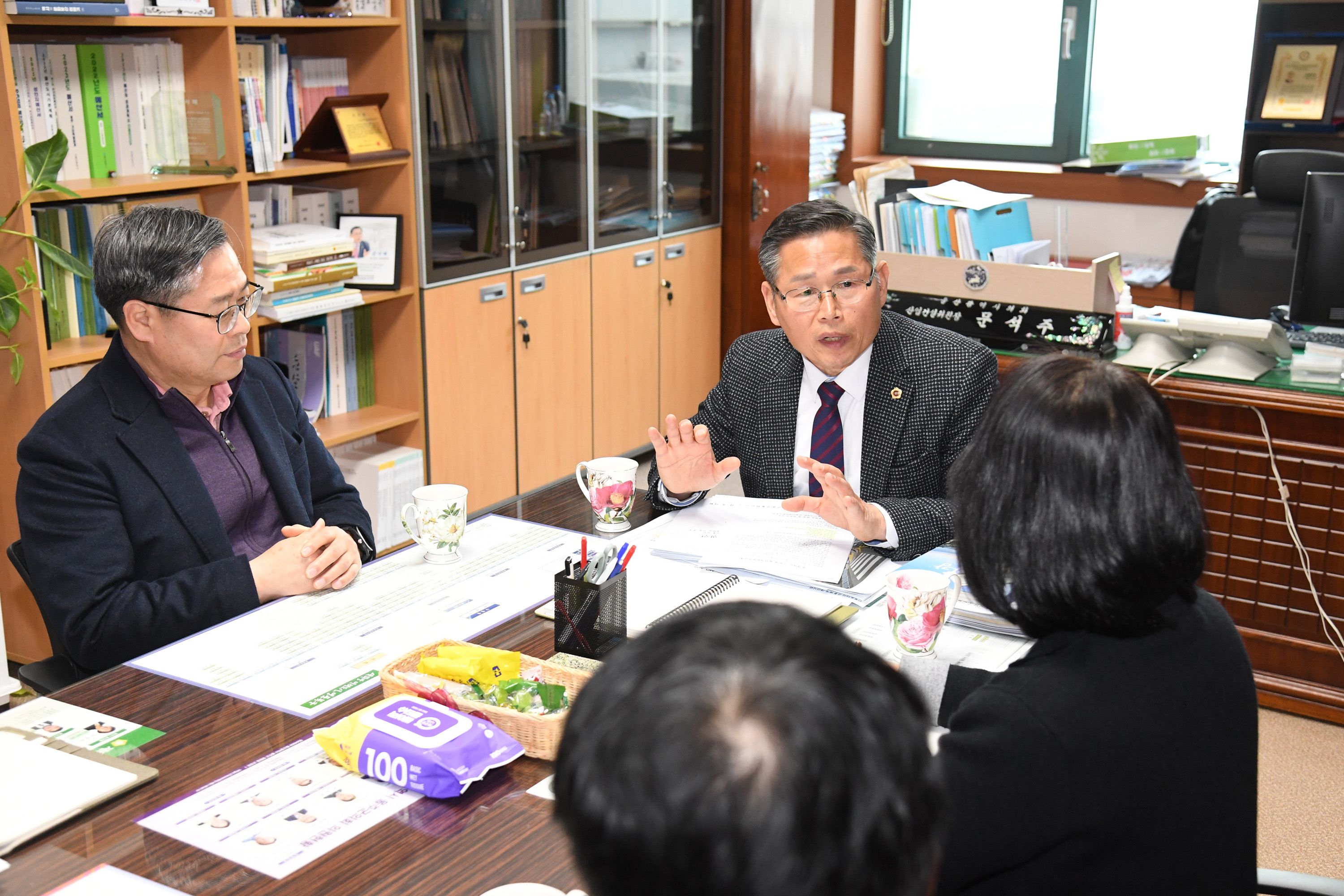 문석주 산업건설위원장, 이화중학교 앞 교통시설물 설치 관련 예산확보 등 논의1