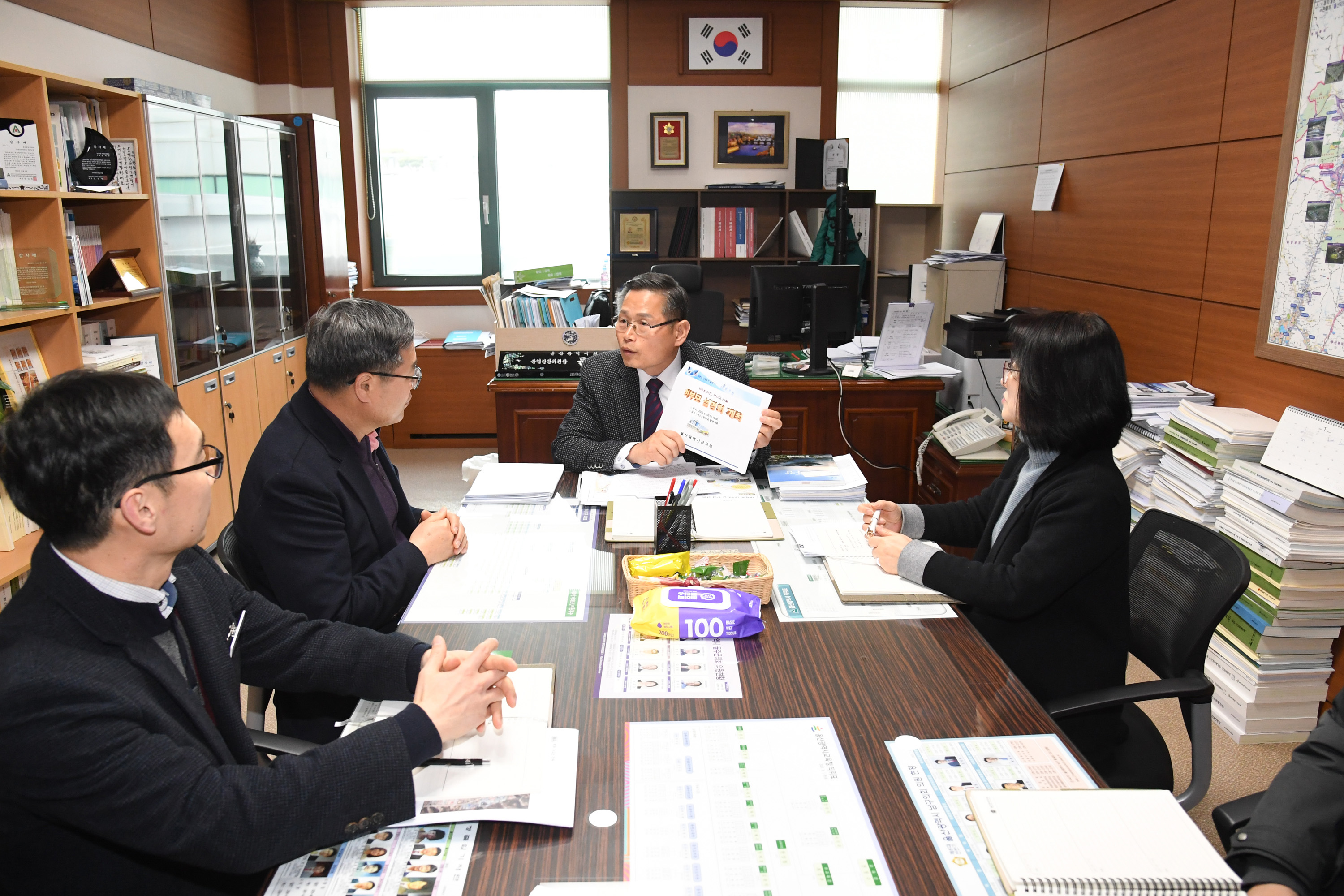 문석주 산업건설위원장, 이화중학교 앞 교통시설물 설치 관련 예산확보 등 논의2