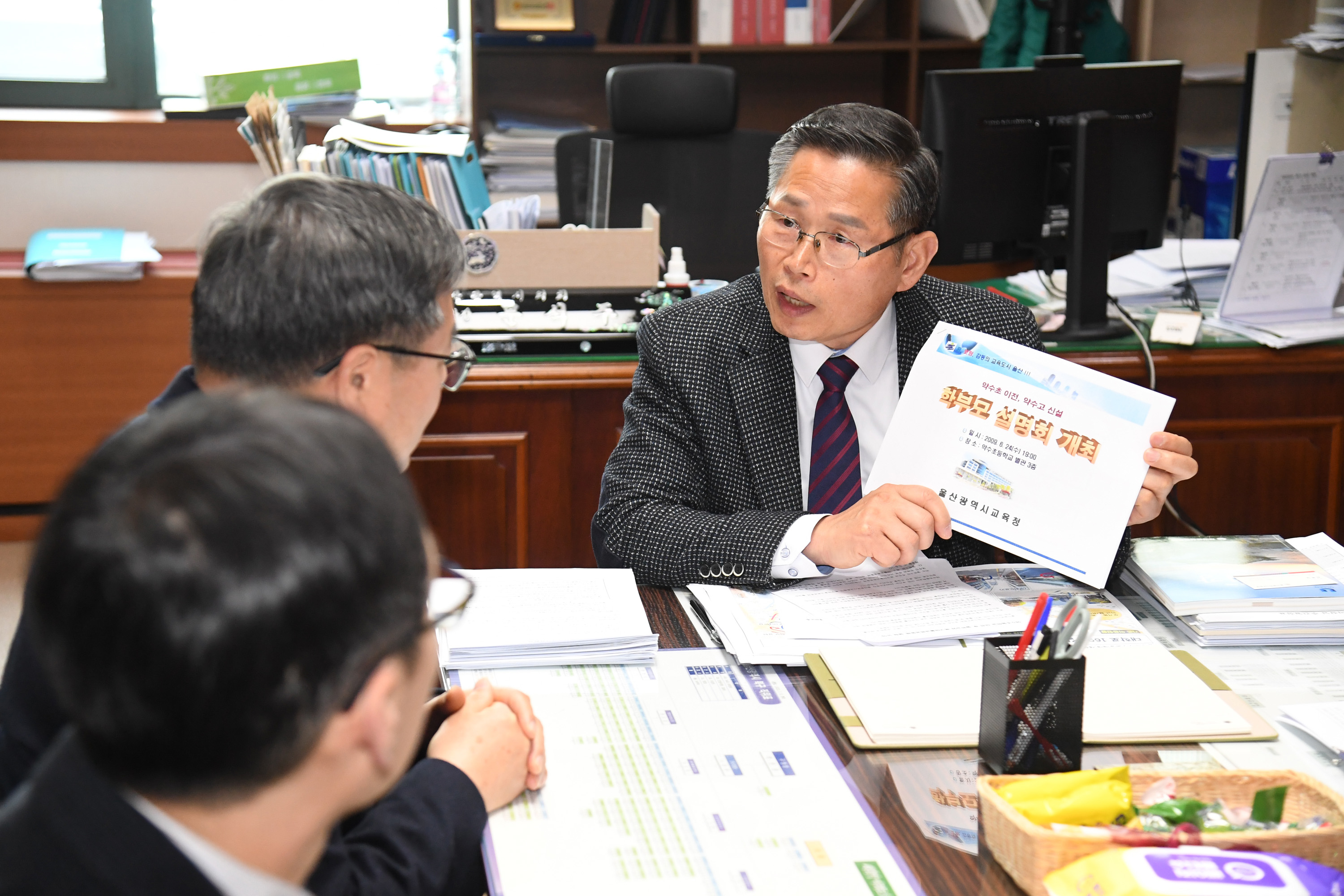 문석주 산업건설위원장, 이화중학교 앞 교통시설물 설치 관련 예산확보 등 논의3