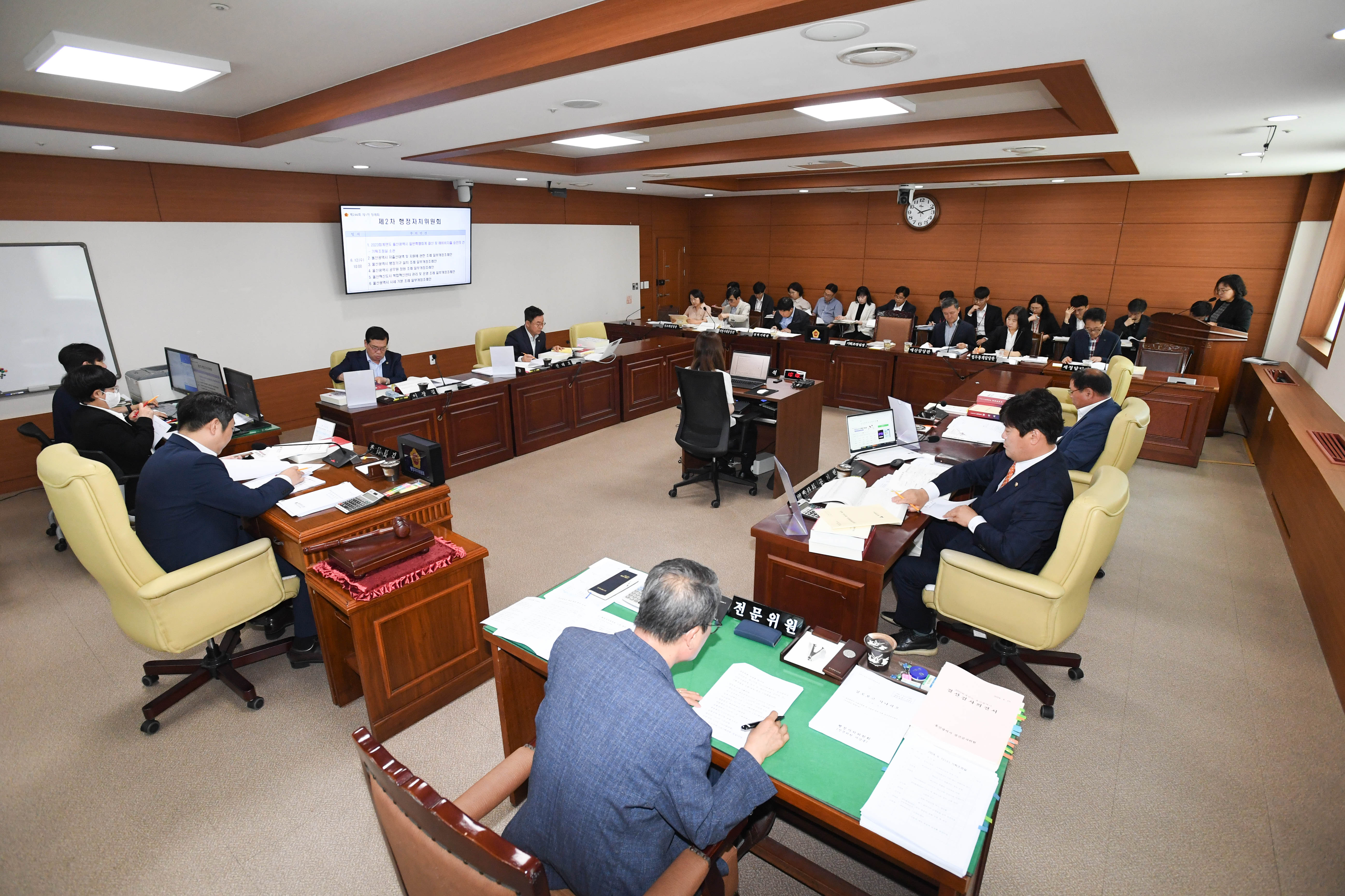 행정차치위원회, 기획조정실 소관 일반 특별회계 결산 및 예비비지출 승인의 건 및 조례안1