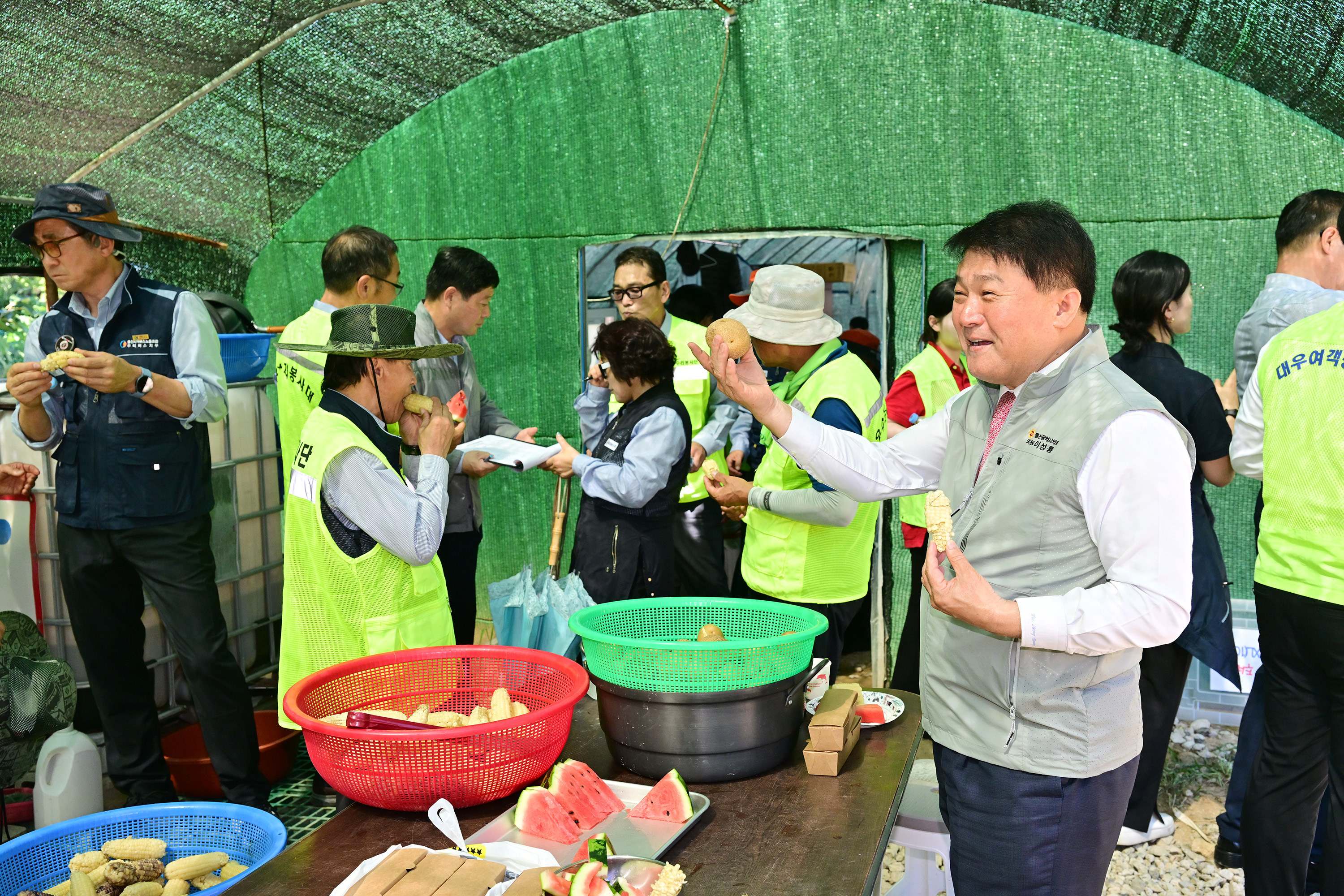 이성룡 의장·안대룡 교육위원장, 사랑의 옥수수 나눔행사 15