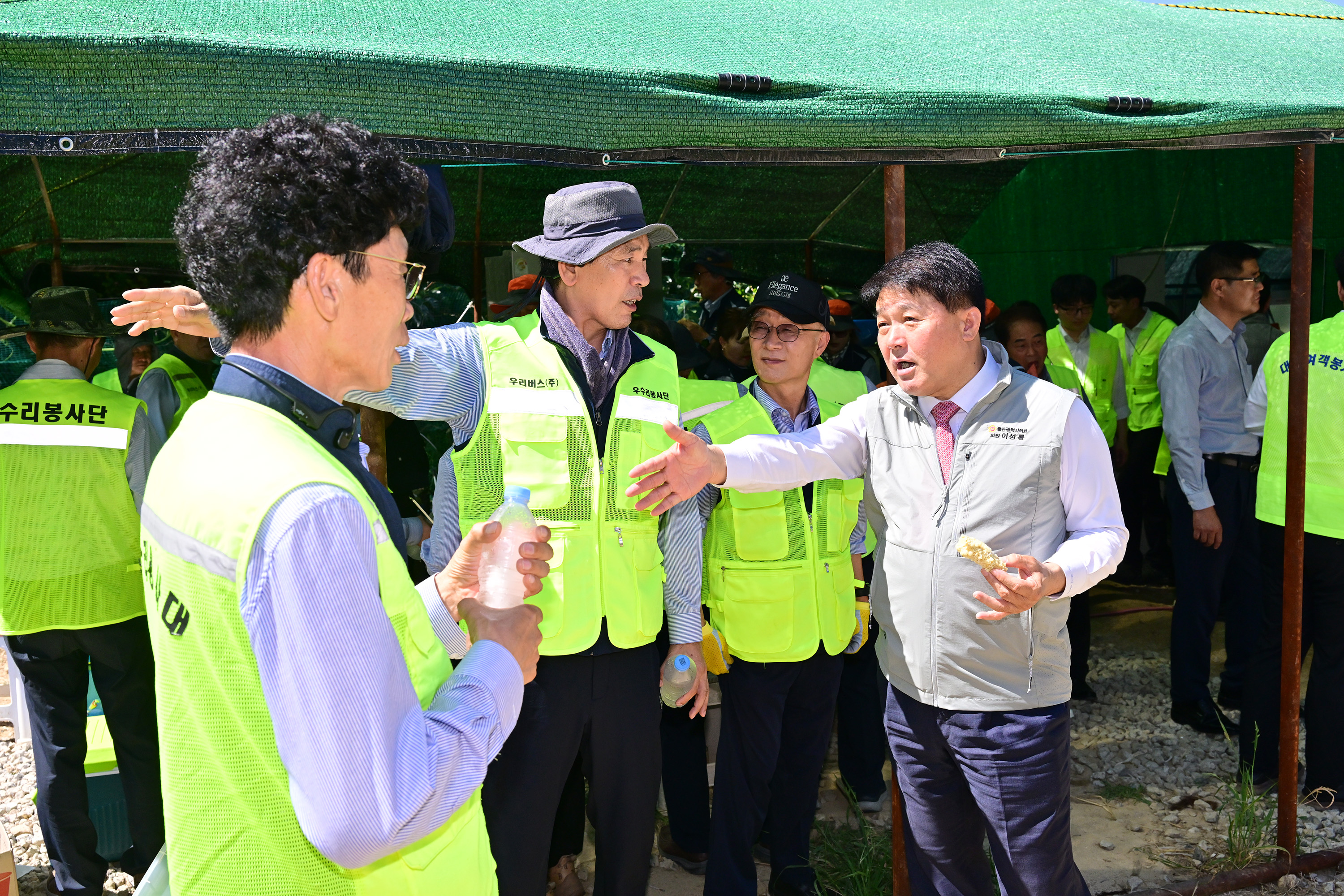 이성룡 의장·안대룡 교육위원장, 사랑의 옥수수 나눔행사 16