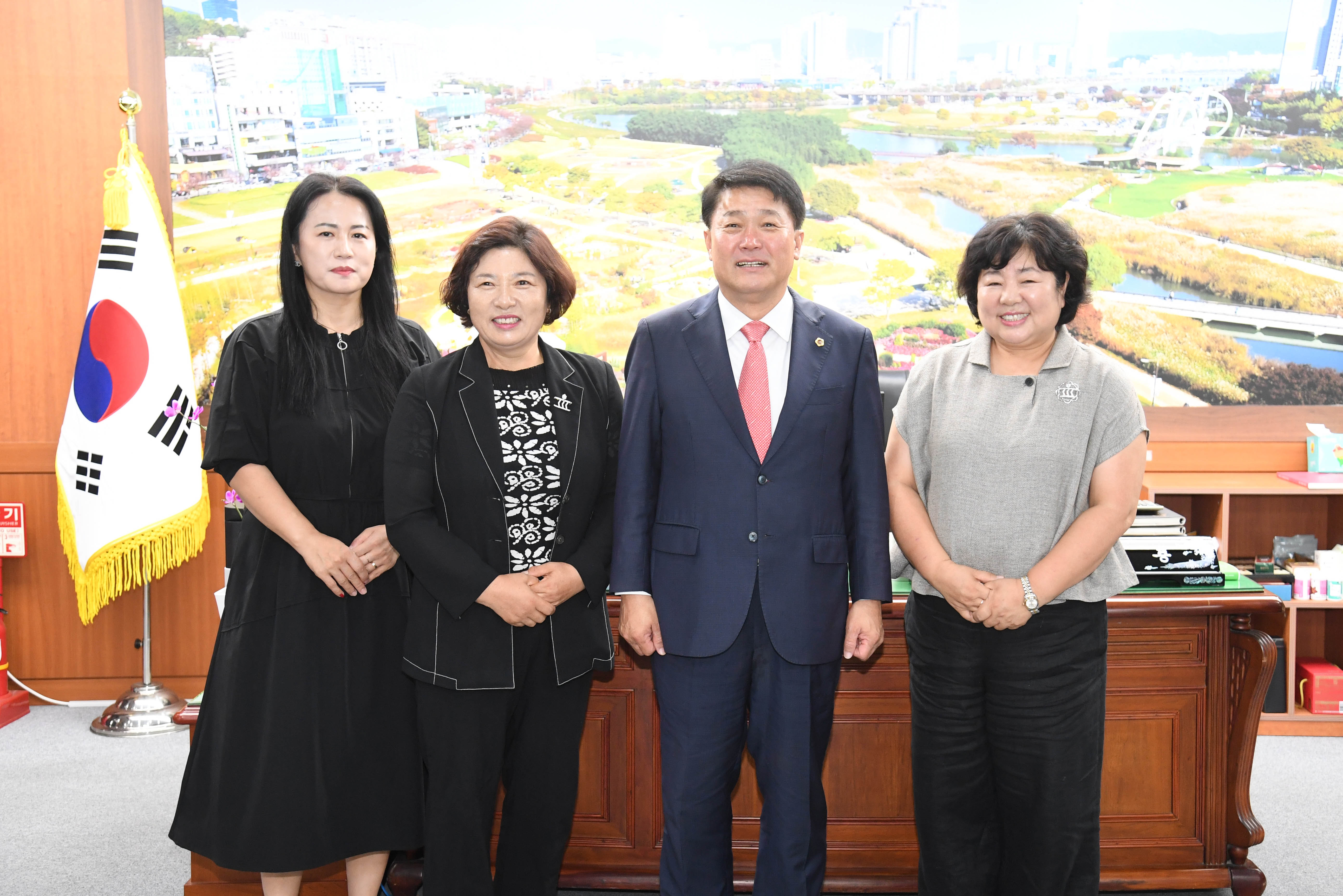 이성룡 의장, 한국여성경제인협회 울산지회 임원진들과 환담1