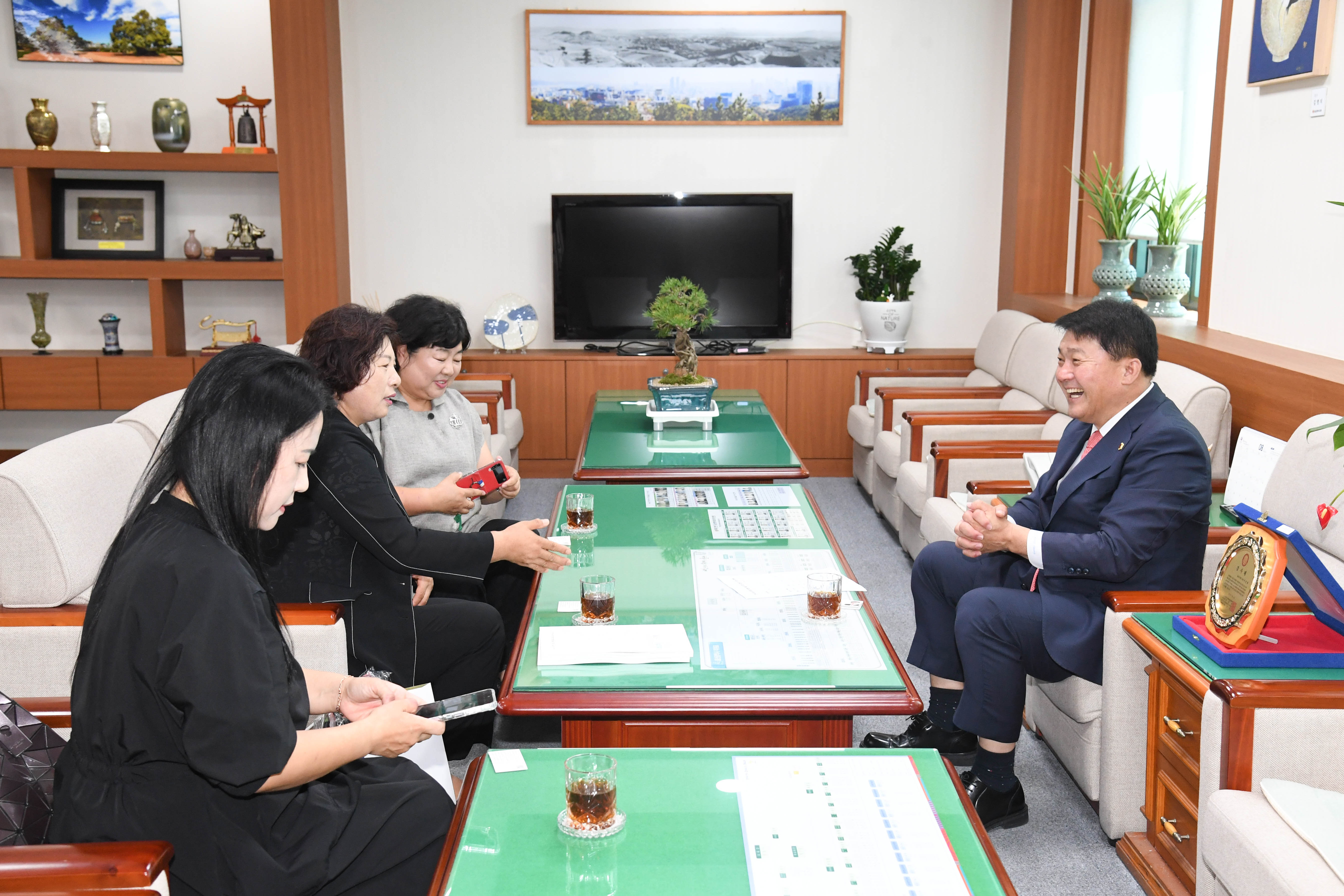 이성룡 의장, 한국여성경제인협회 울산지회 임원진들과 환담2