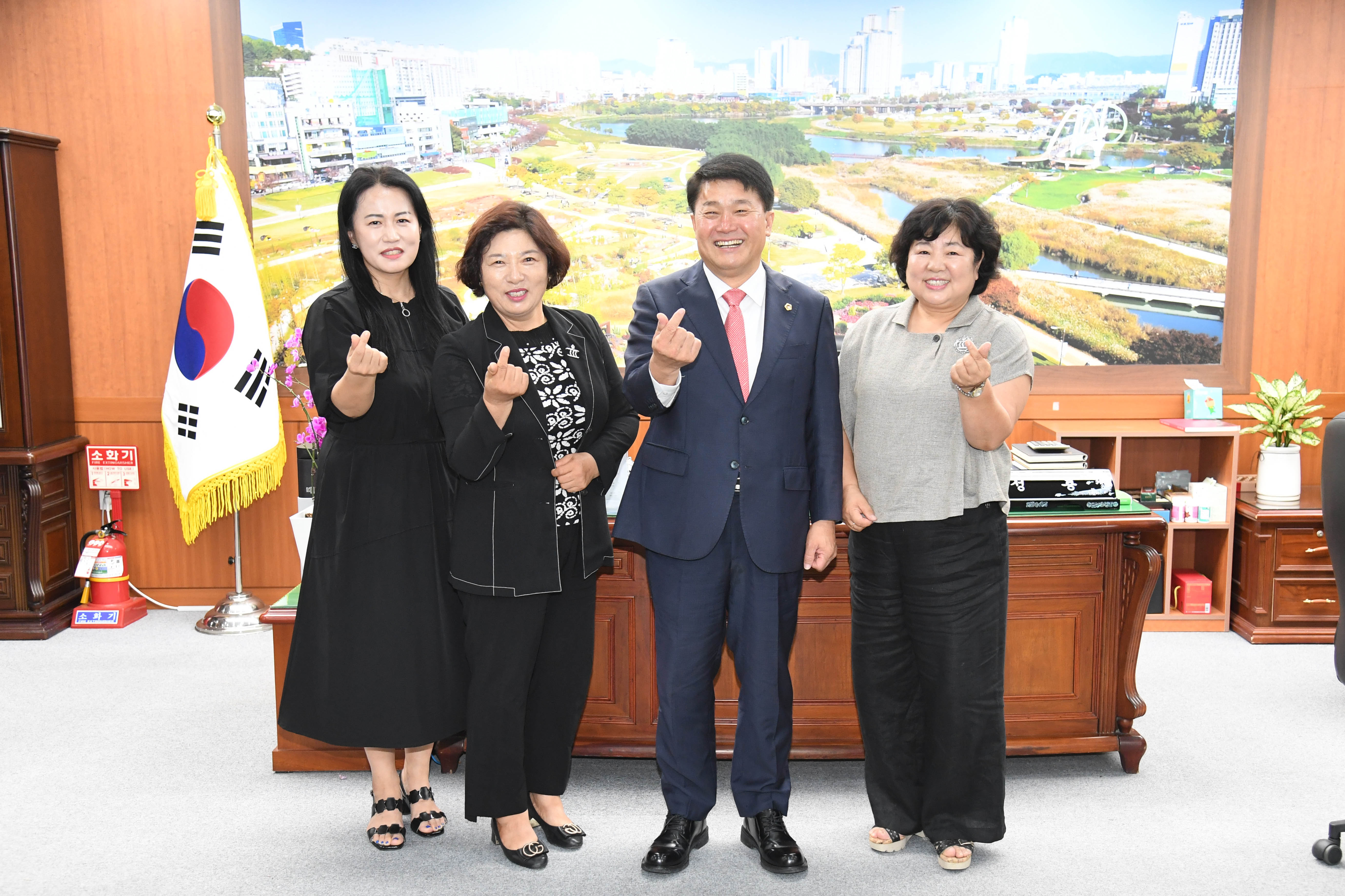 이성룡 의장, 한국여성경제인협회 울산지회 임원진들과 환담3