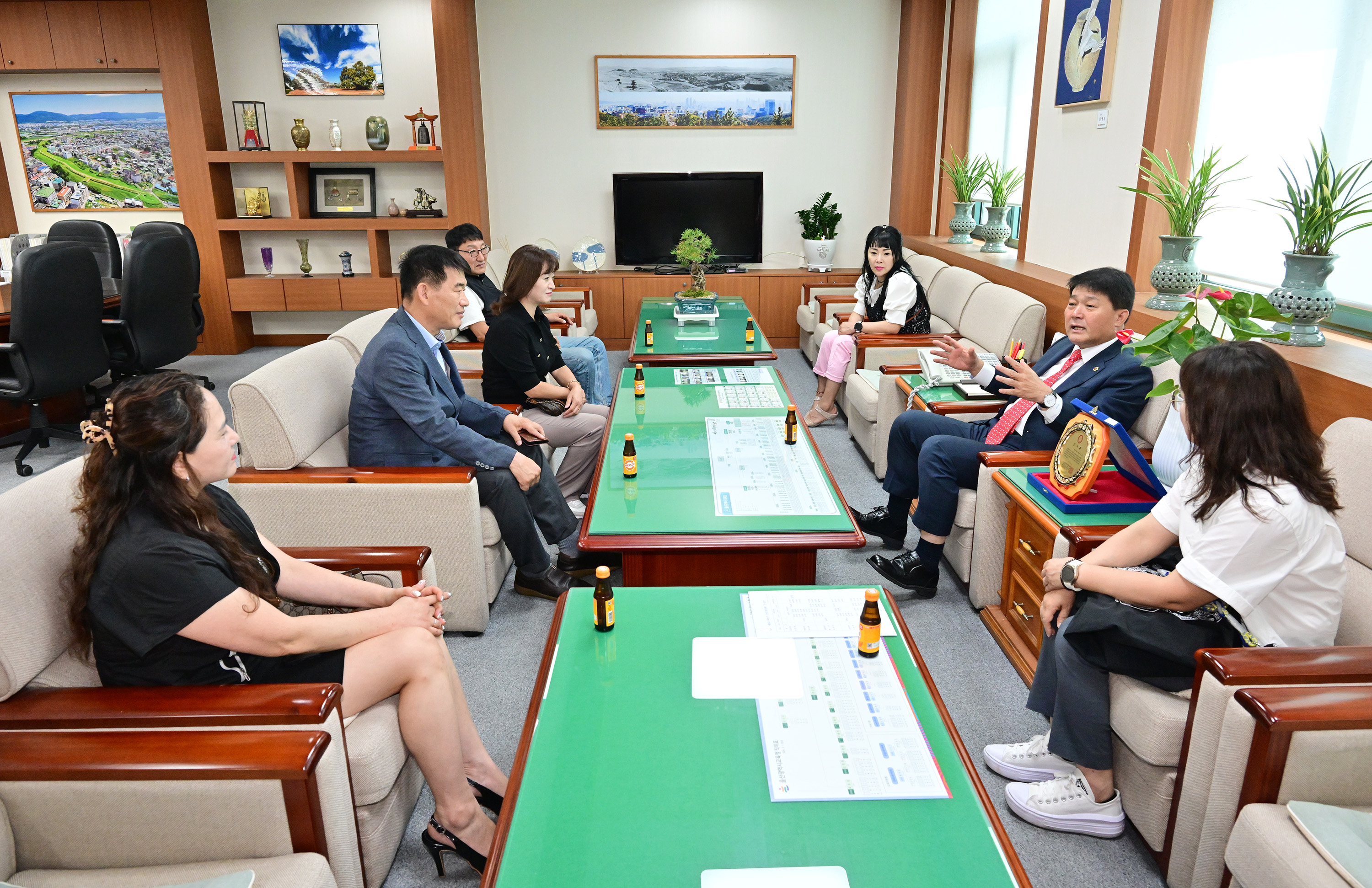 이성룡 의장, 양사초등학교 총동창회(회장 서범수) 임원진들과 환담2