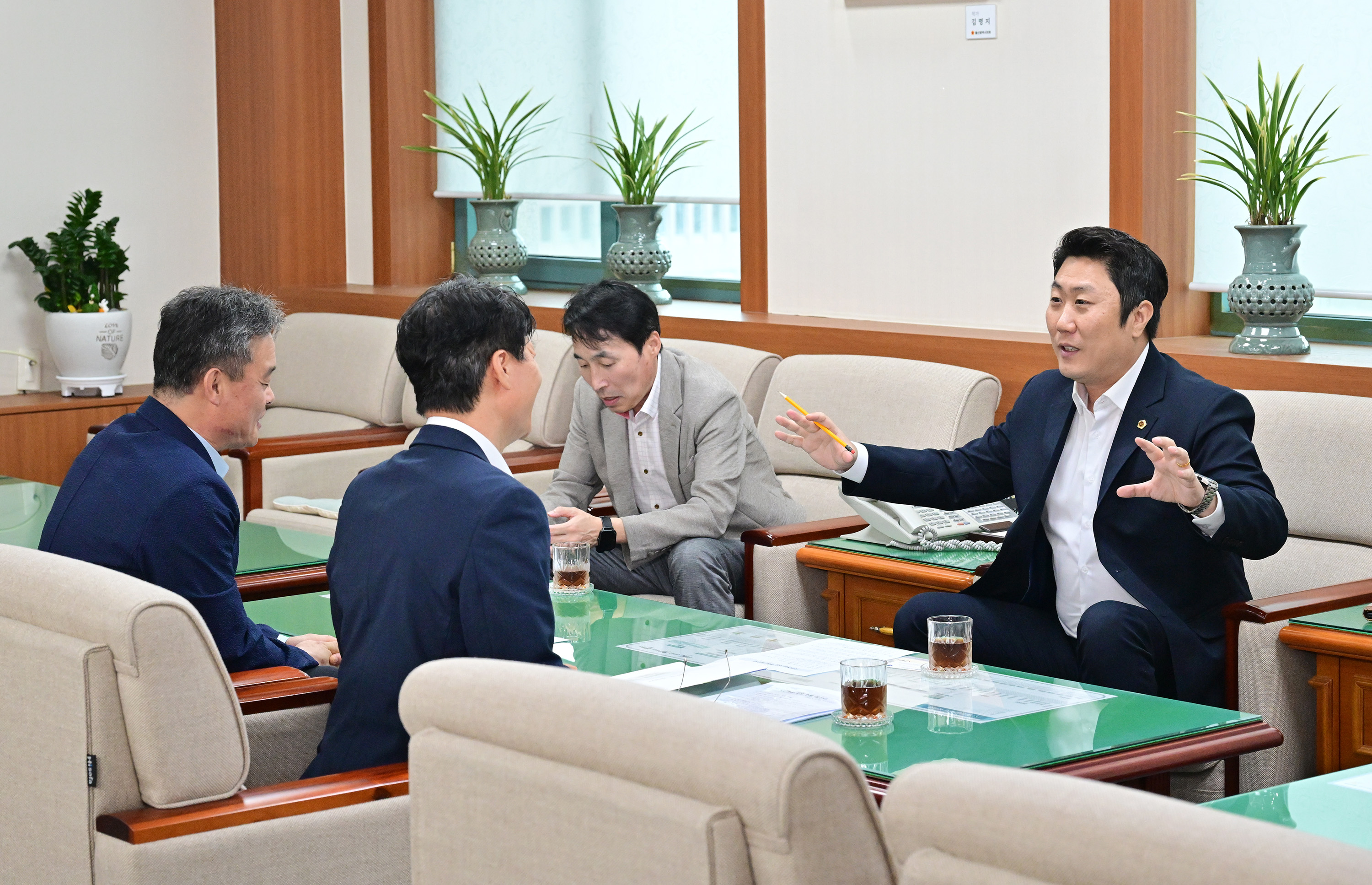 의장 직무대리 김종섭 부의장, 강창남 국민연금공단 부산지역본부장 환담4