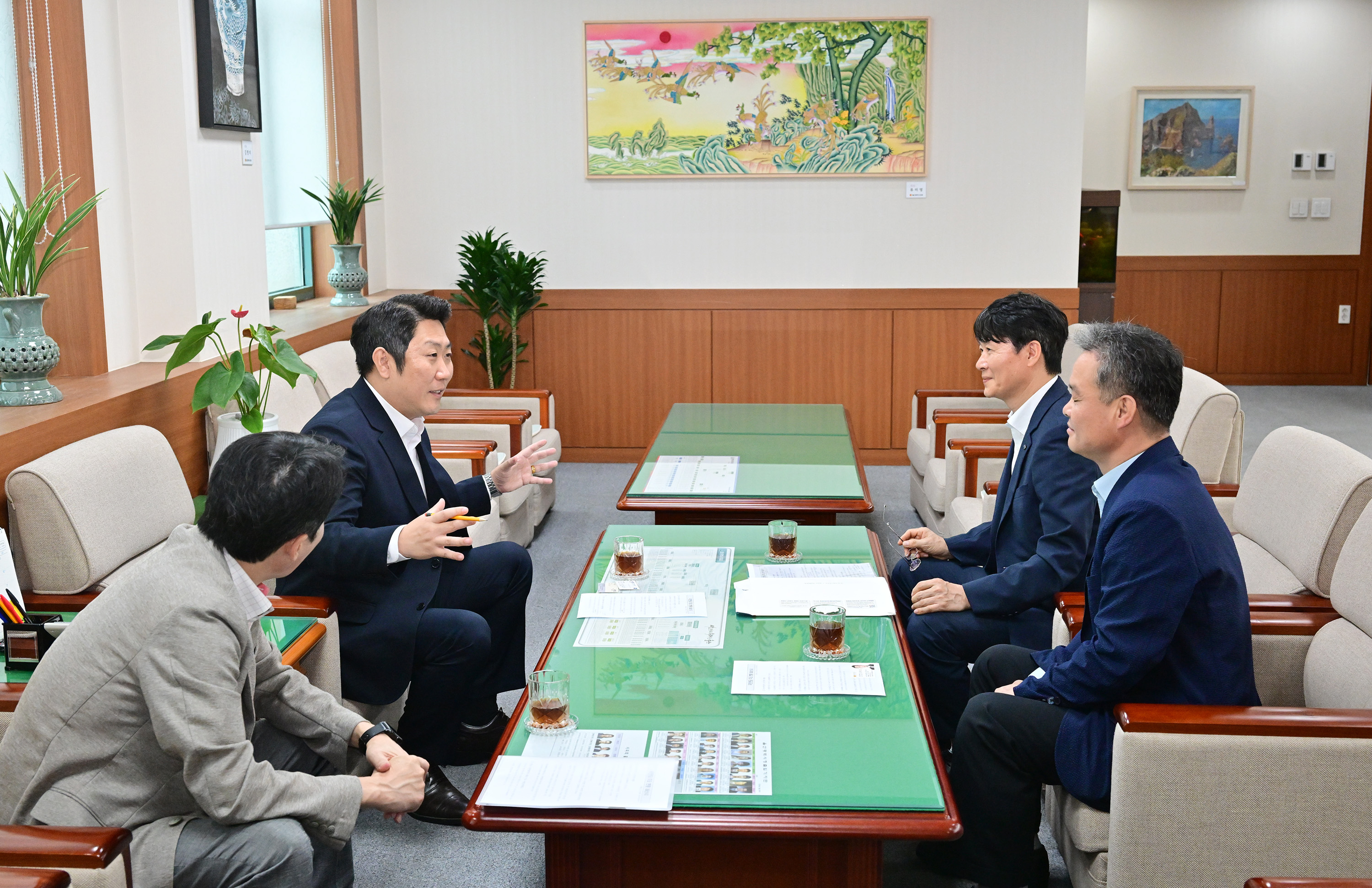 의장 직무대리 김종섭 부의장, 강창남 국민연금공단 부산지역본부장 환담5