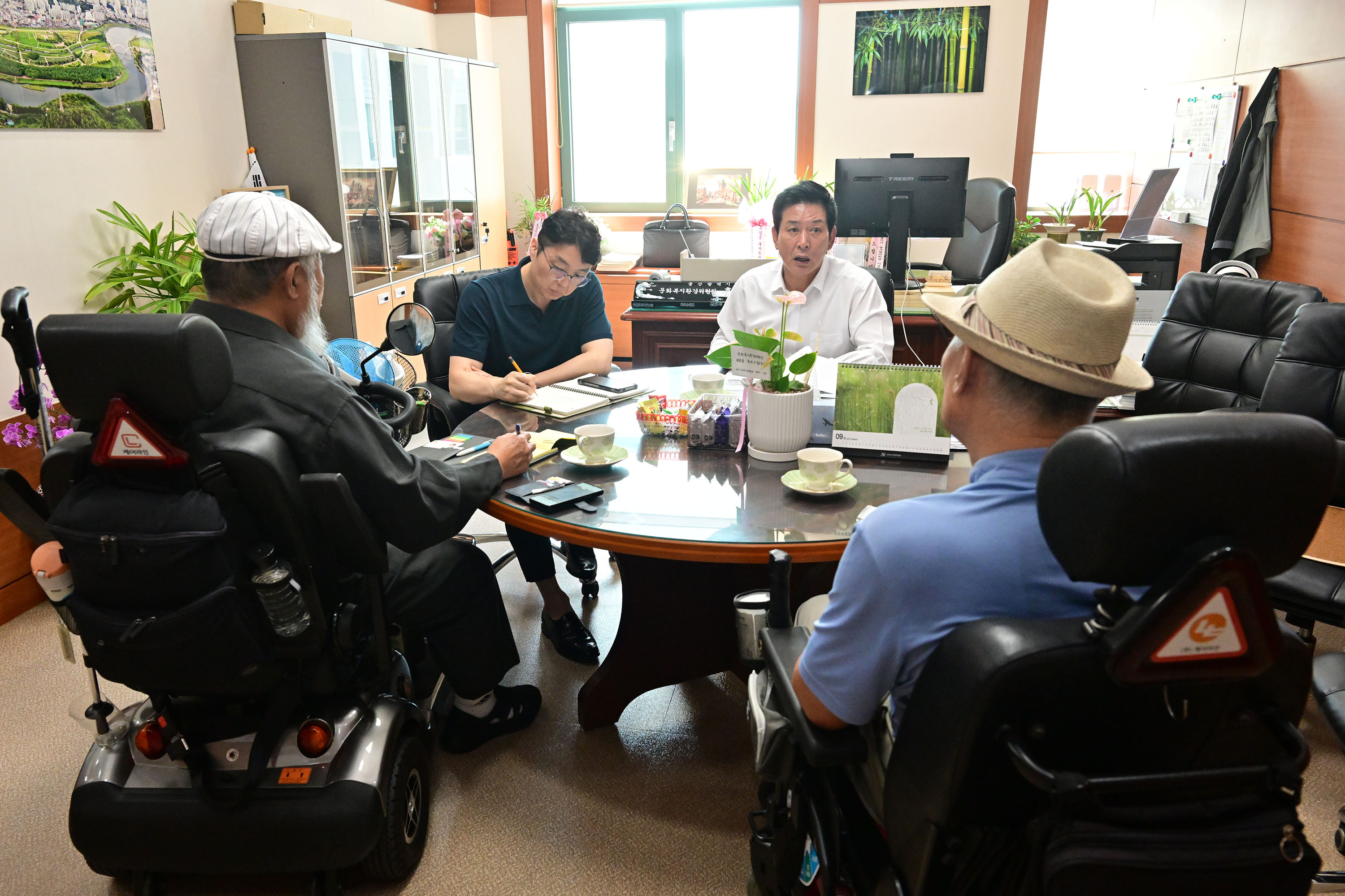 홍유준 문화복지환경위원장, 울산광역시장애인종합복지관을 이용하는 민원인 의견청취4