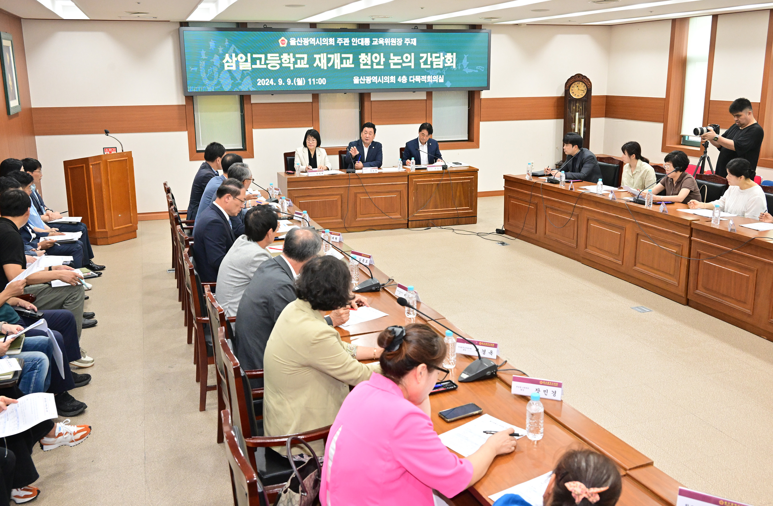 안대룡 교육위원장, 삼일고등학교 재개교 현안 논의 간담회 7