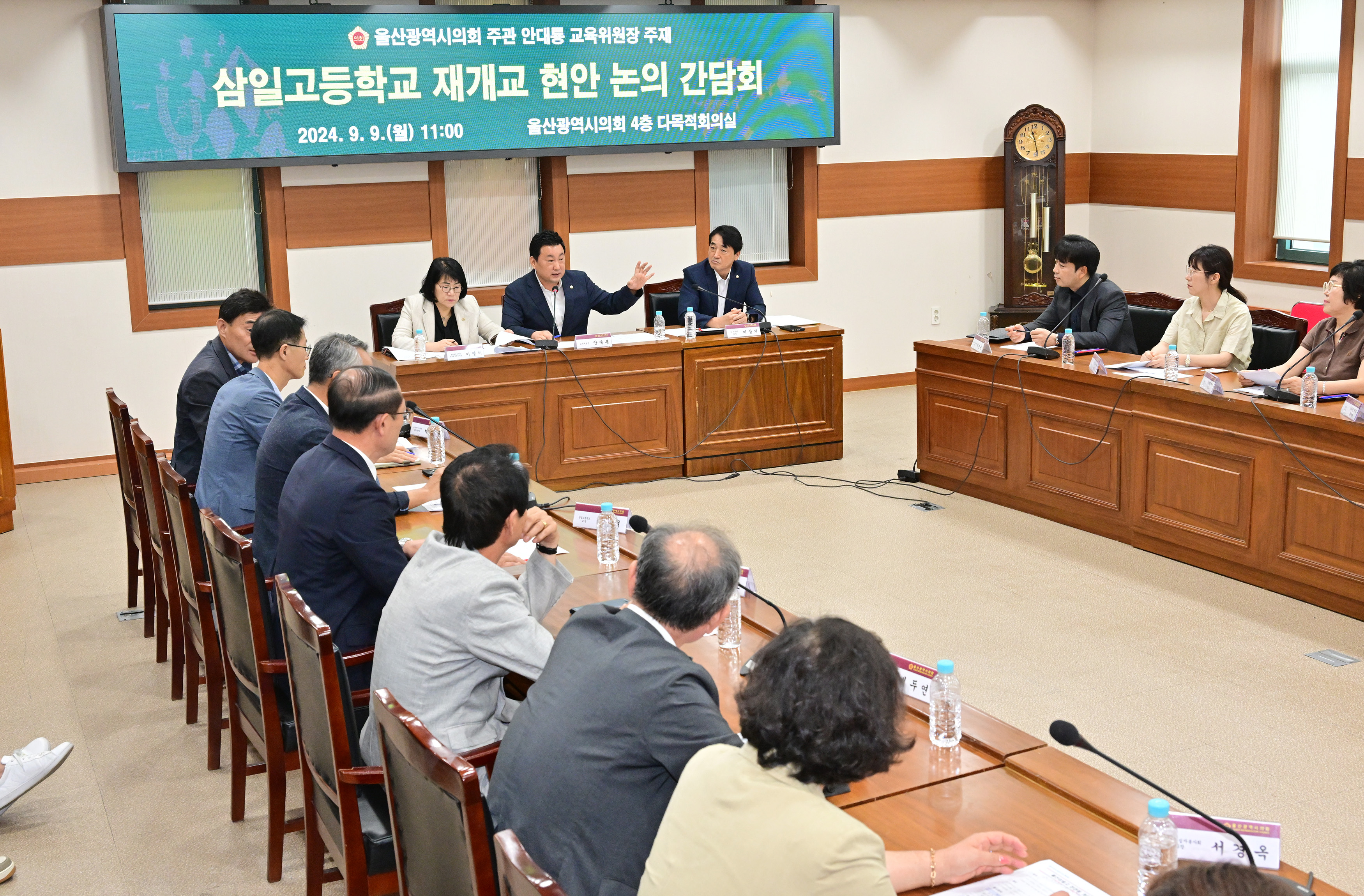 안대룡 교육위원장, 삼일고등학교 재개교 현안 논의 간담회 8