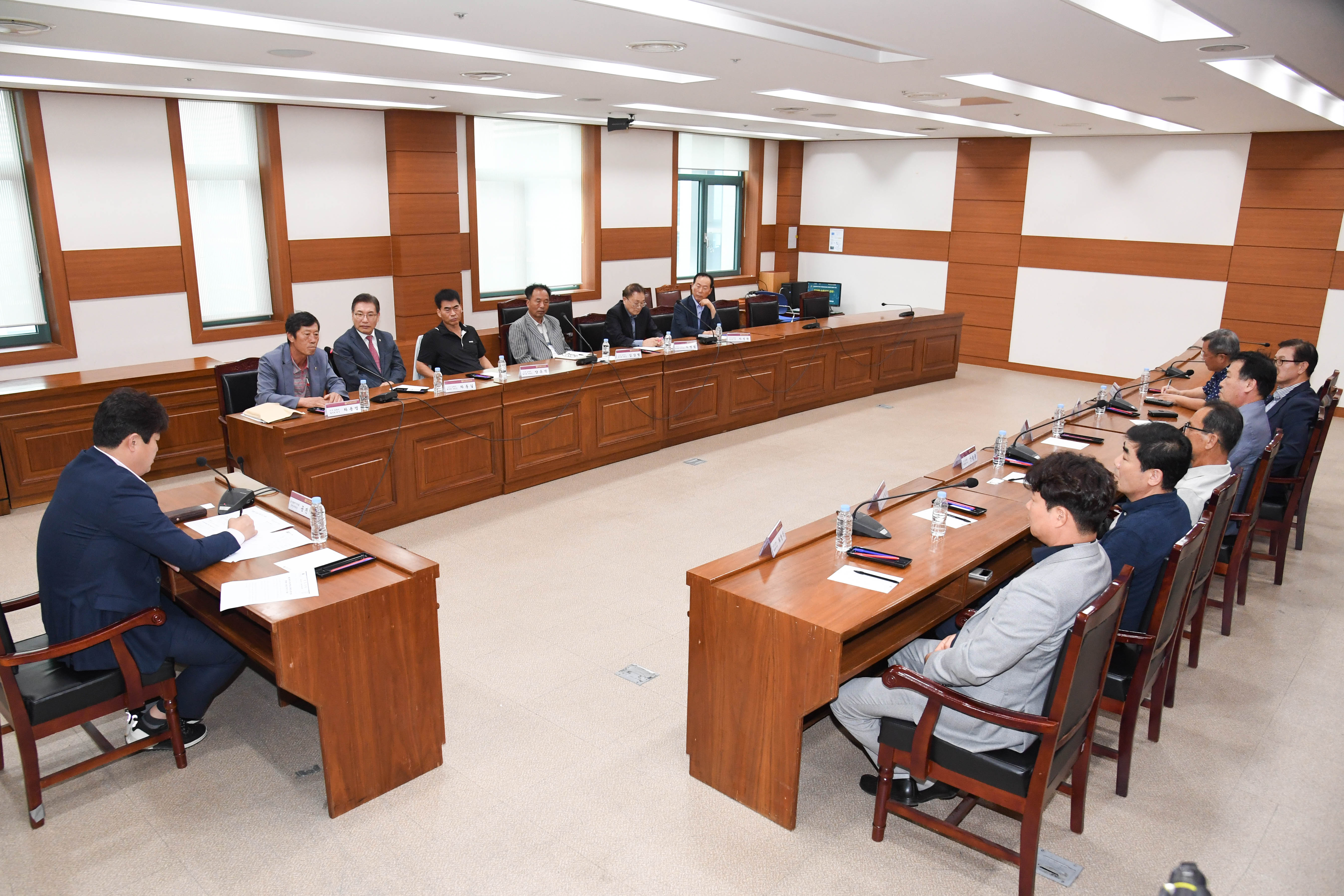 공진혁 의회운영위원장, 회야댐 수목마을 이주 실향민 협의회 관계자들과 의견 청취 간담회8