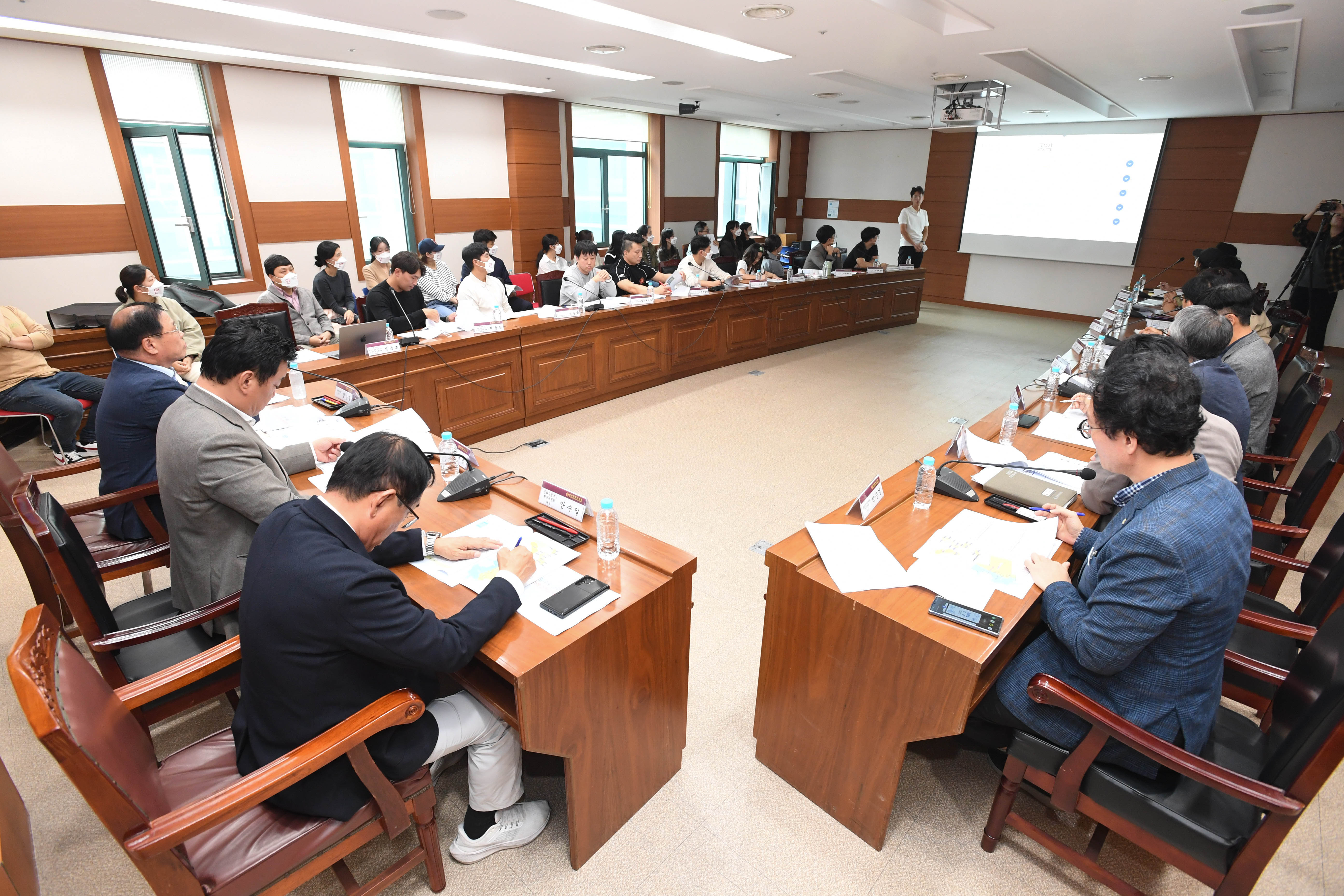 울산시의회 안대룡 교육위원장, 신설 공동주택 통학구역 관련 현안 논의 간담회10