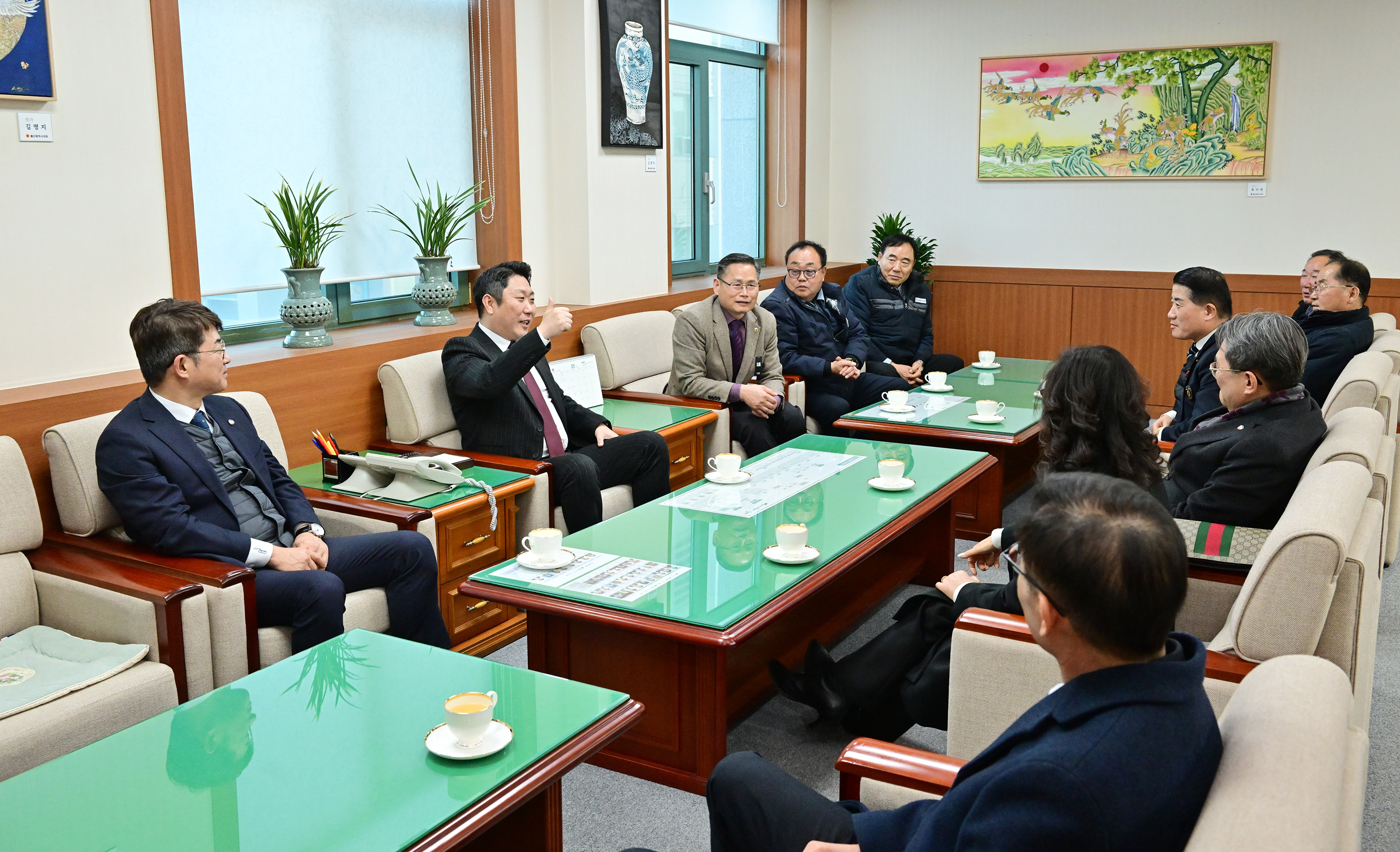 의장 직무대리 김종섭 부의장, 우리버스(주) 김익기 대표이사 등 환담2