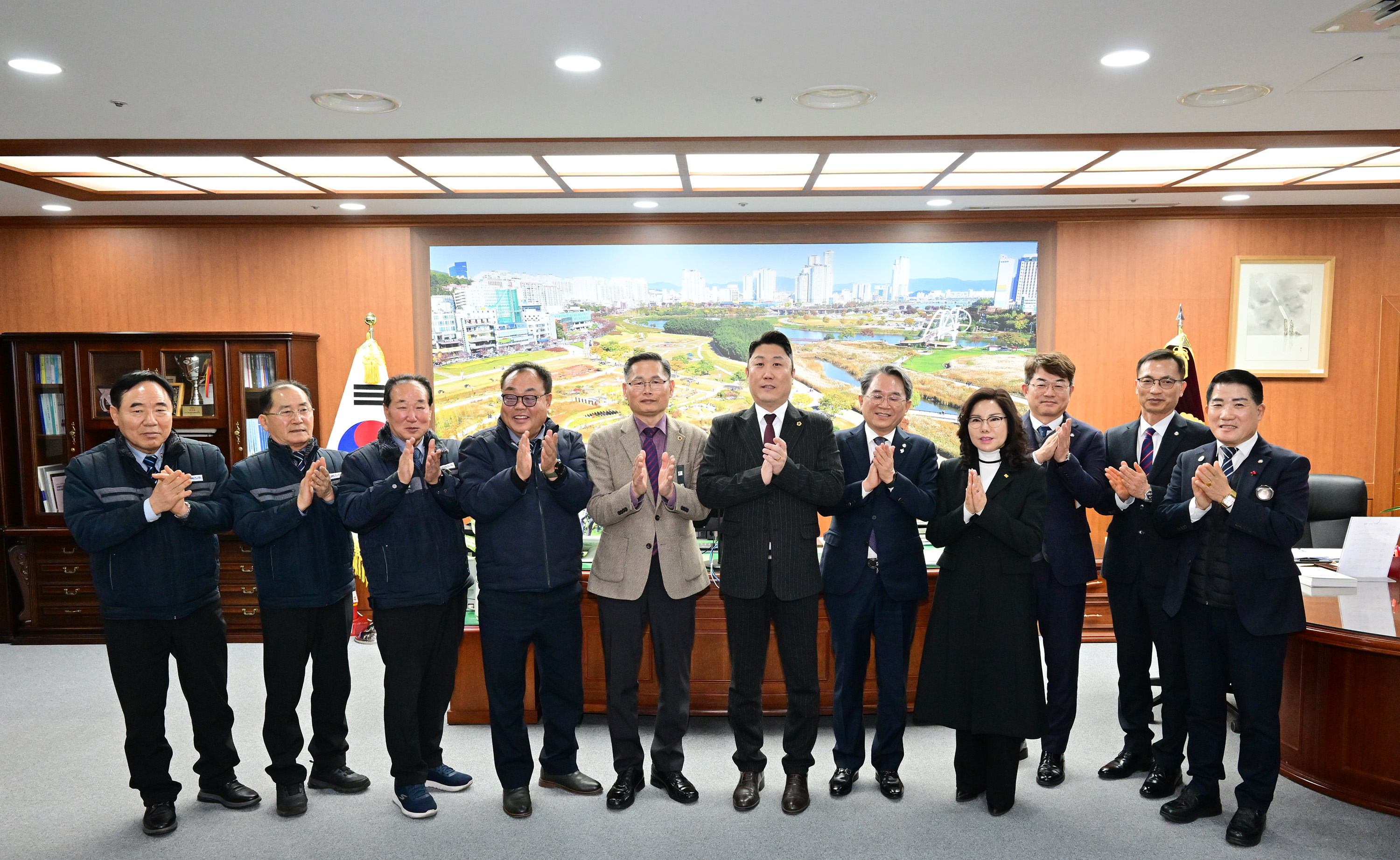 의장 직무대리 김종섭 부의장, 우리버스(주) 김익기 대표이사 등 환담4