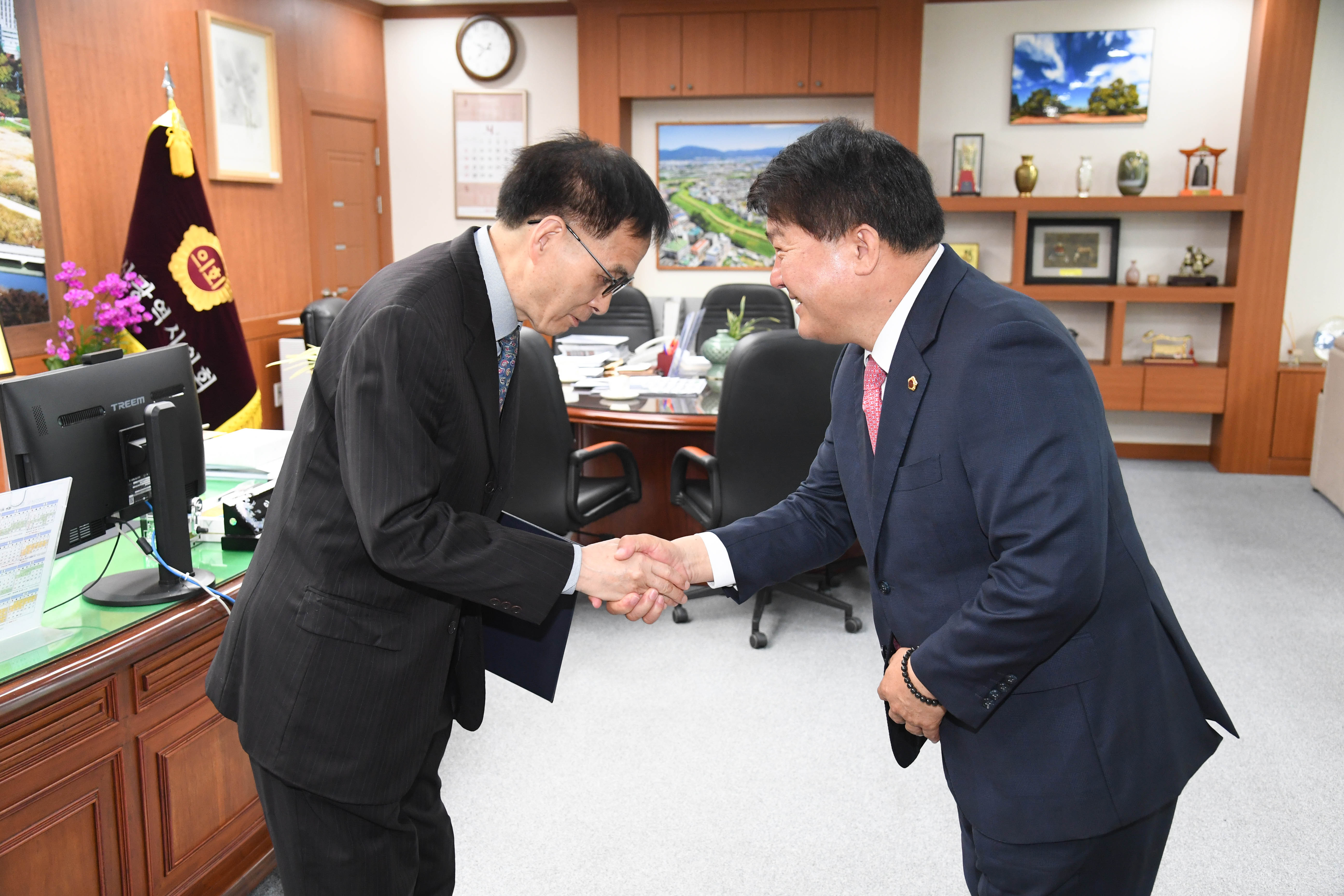 이성룡 의장, 임용장 수여3