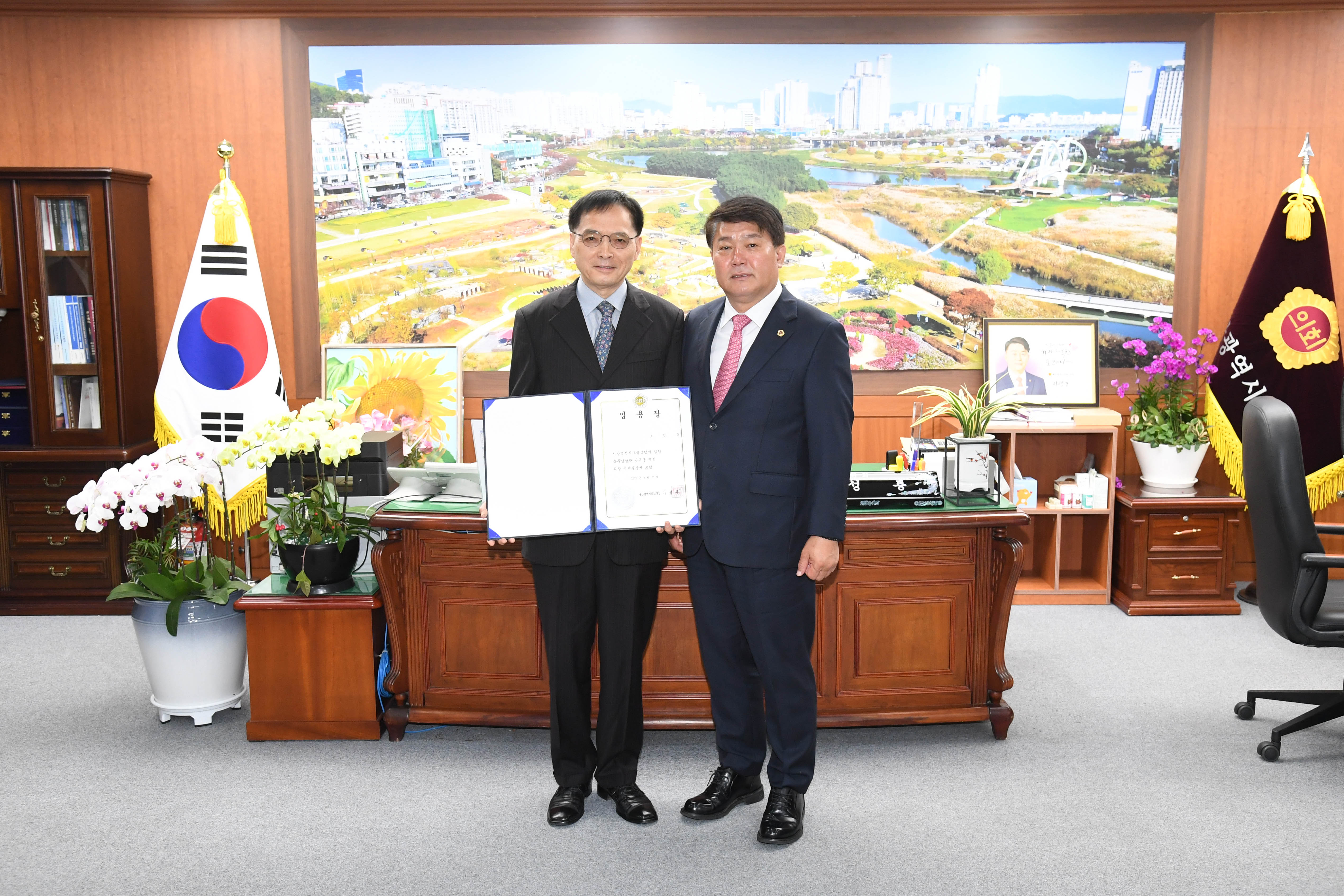 이성룡 의장, 임용장 수여4
