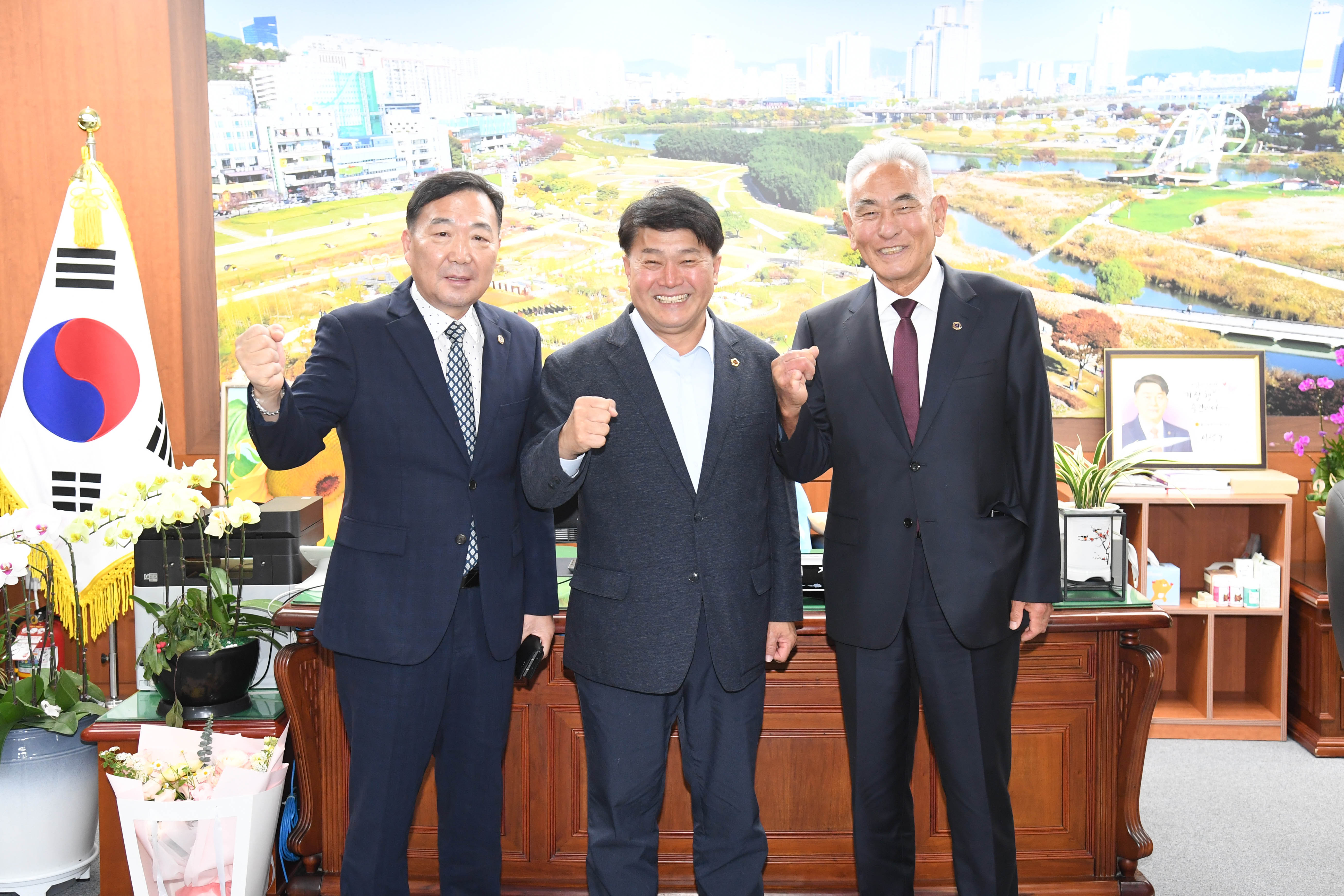 이성룡 의장, 나호원 상이군경회 울산지부장과 환담1