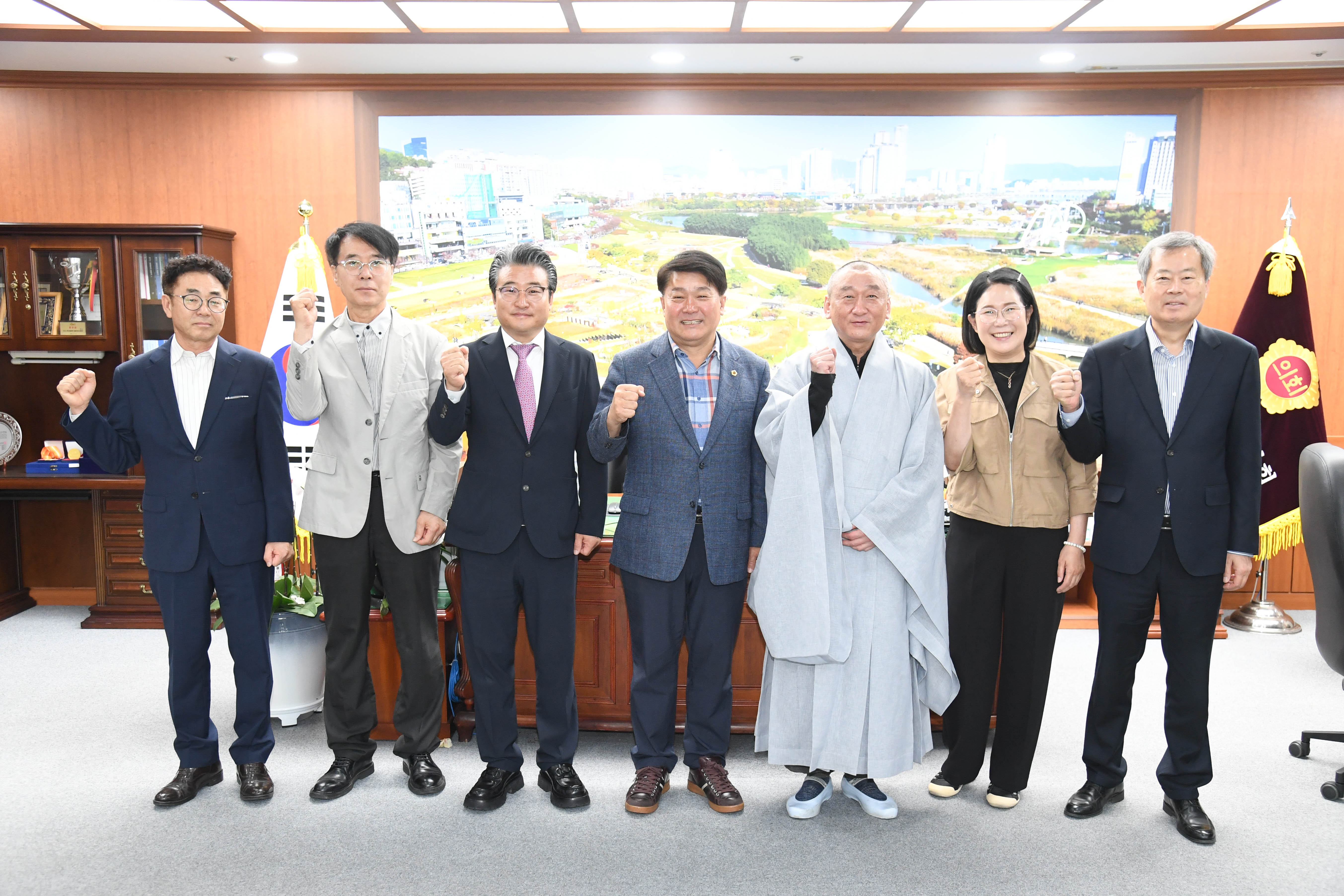 이성룡 의장, 보덕사 주지스님과 신도회 회원 환담1