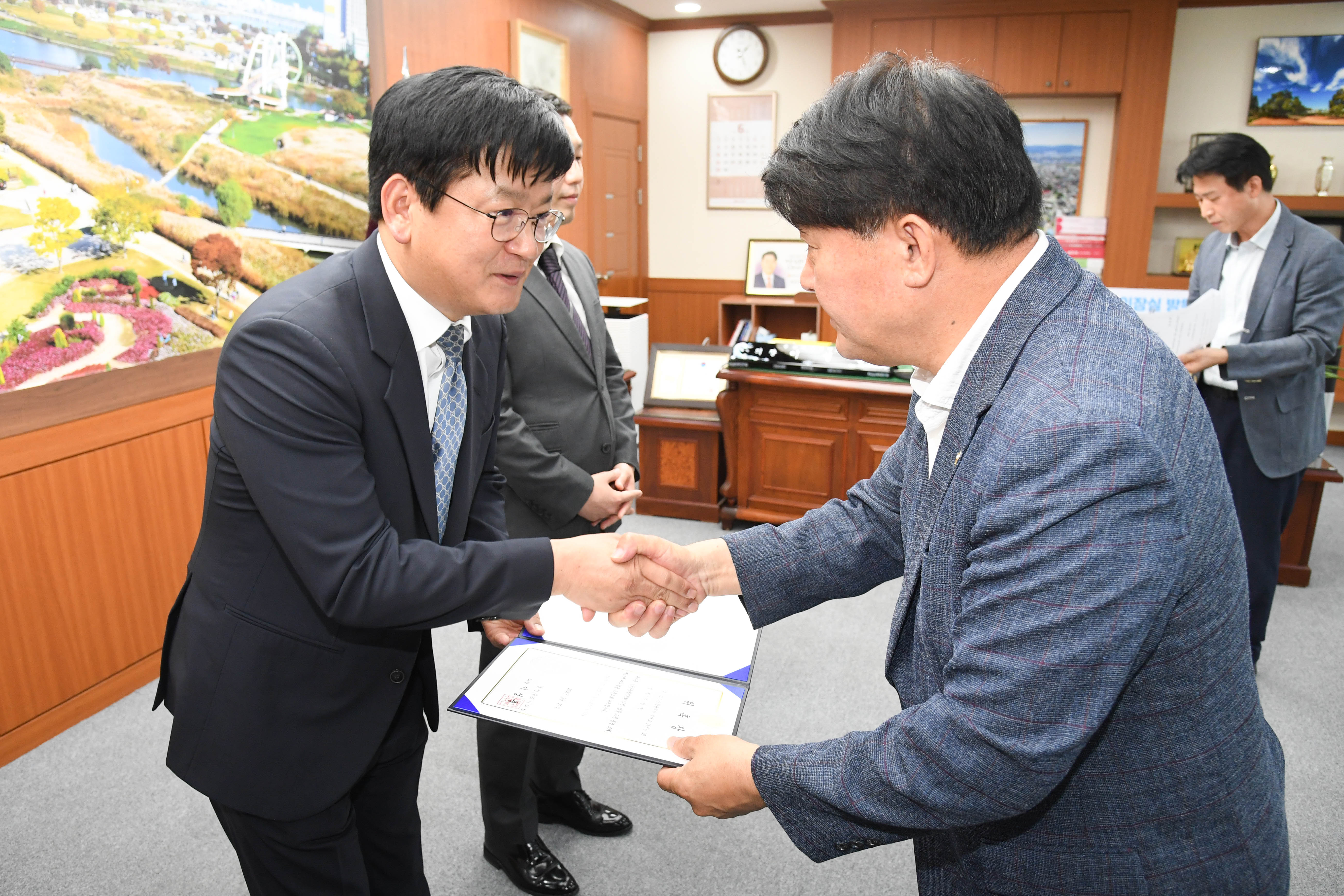 이성룡 의장, 울산광역시의회 신규 법률고문 위촉장 수여2