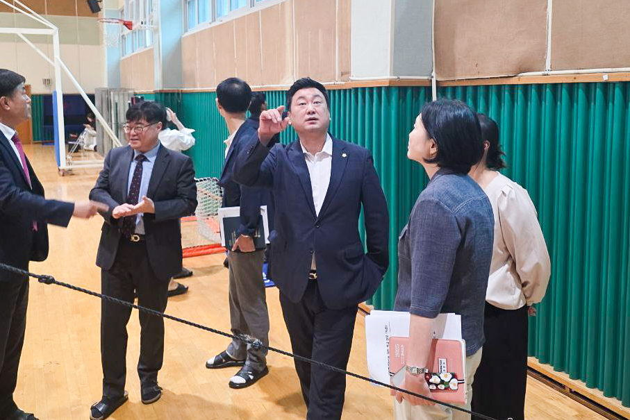 안대룡 교육위원장, 교육환경 개선을 위한 현장방문2