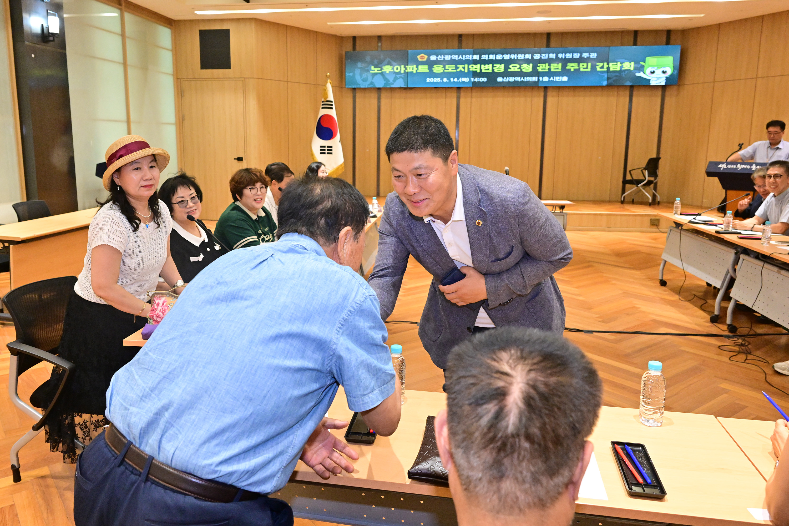 공진혁 운영위원장, 노후아파트 용도지역변경 요청 관련 주민간담회12