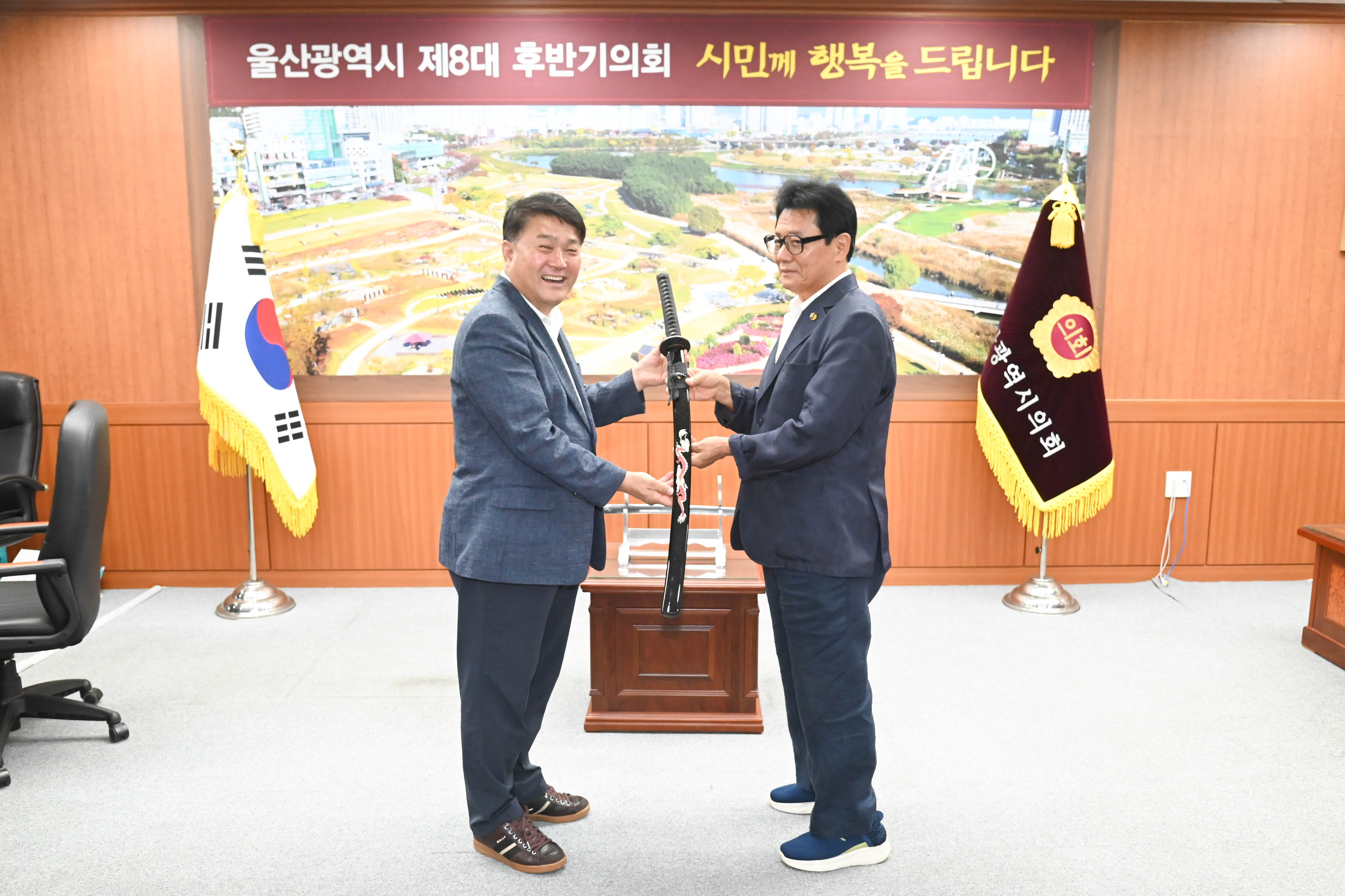 이성룡 의장, (사)세계전통종합무술교육총연맹 소검 전달식2