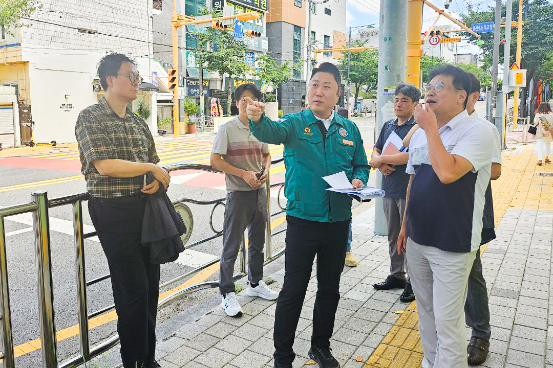 김종섭 부의장, 평산초 담장 옹벽 보강공사 현장 점검1