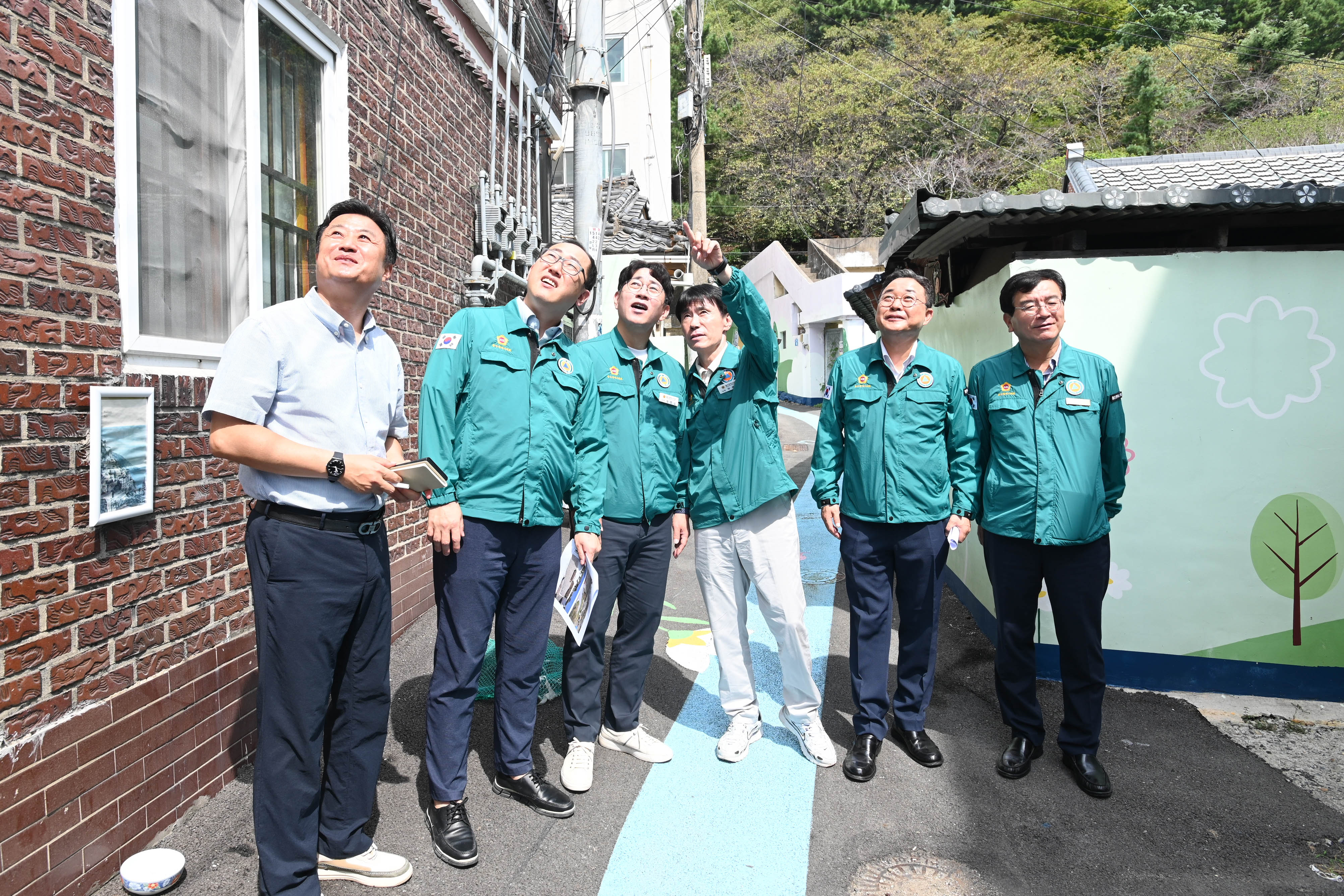 산업건설위원회, 빈집 정비사업 예정지 및 관문 홍보물 설치 예정지 현장 방문5