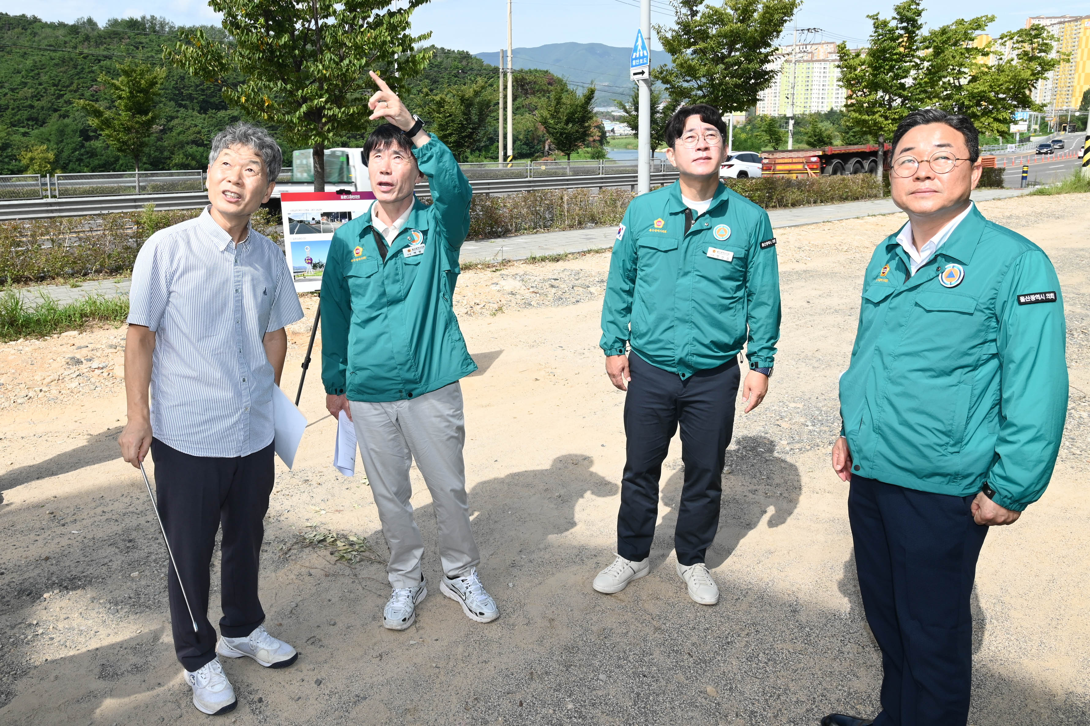 산업건설위원회, 빈집 정비사업 예정지 및 관문 홍보물 설치 예정지 현장 방문8