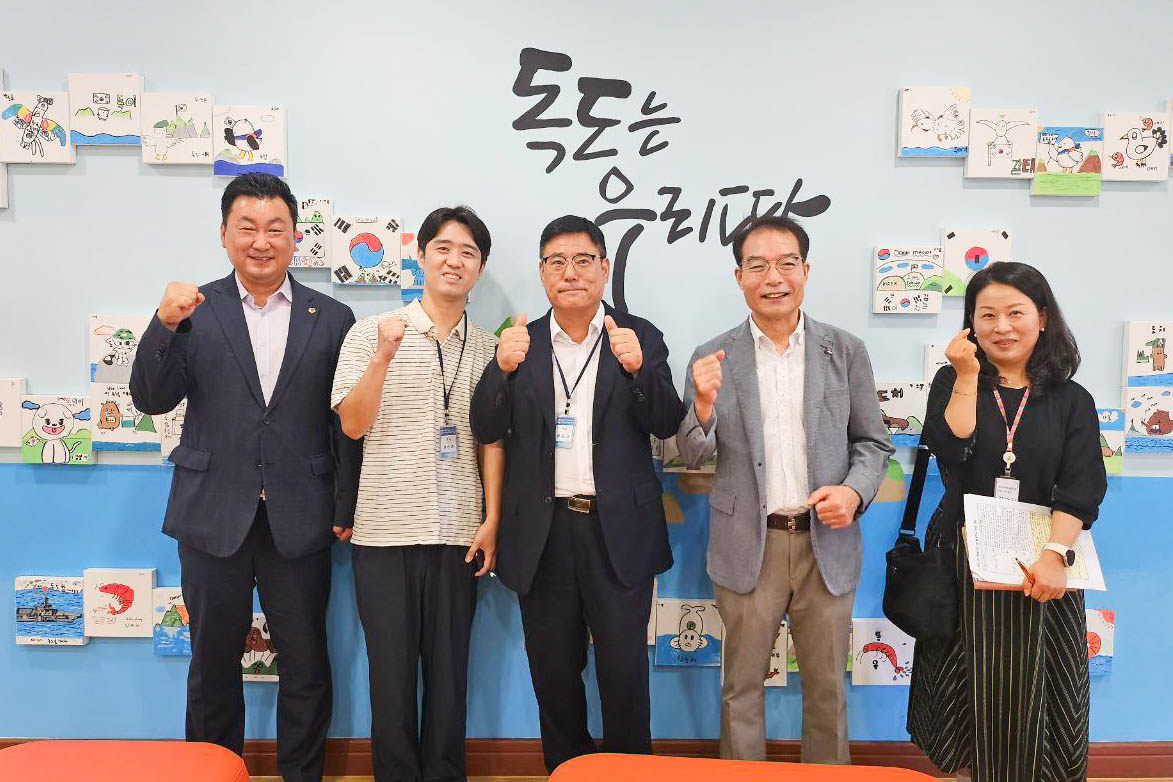 안대룡 교육위원장, 독도 VR 활용 운영 학교 현장방문1