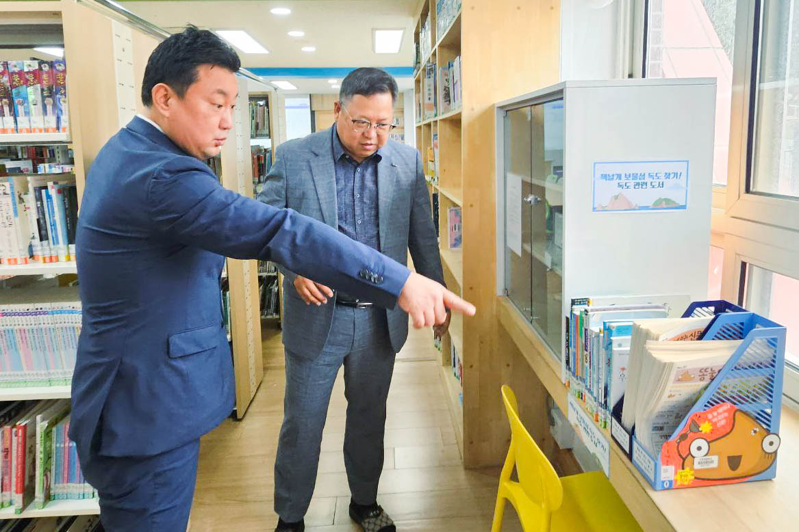안대룡 교육위원장, 독도 VR 활용 운영 학교 현장방문2