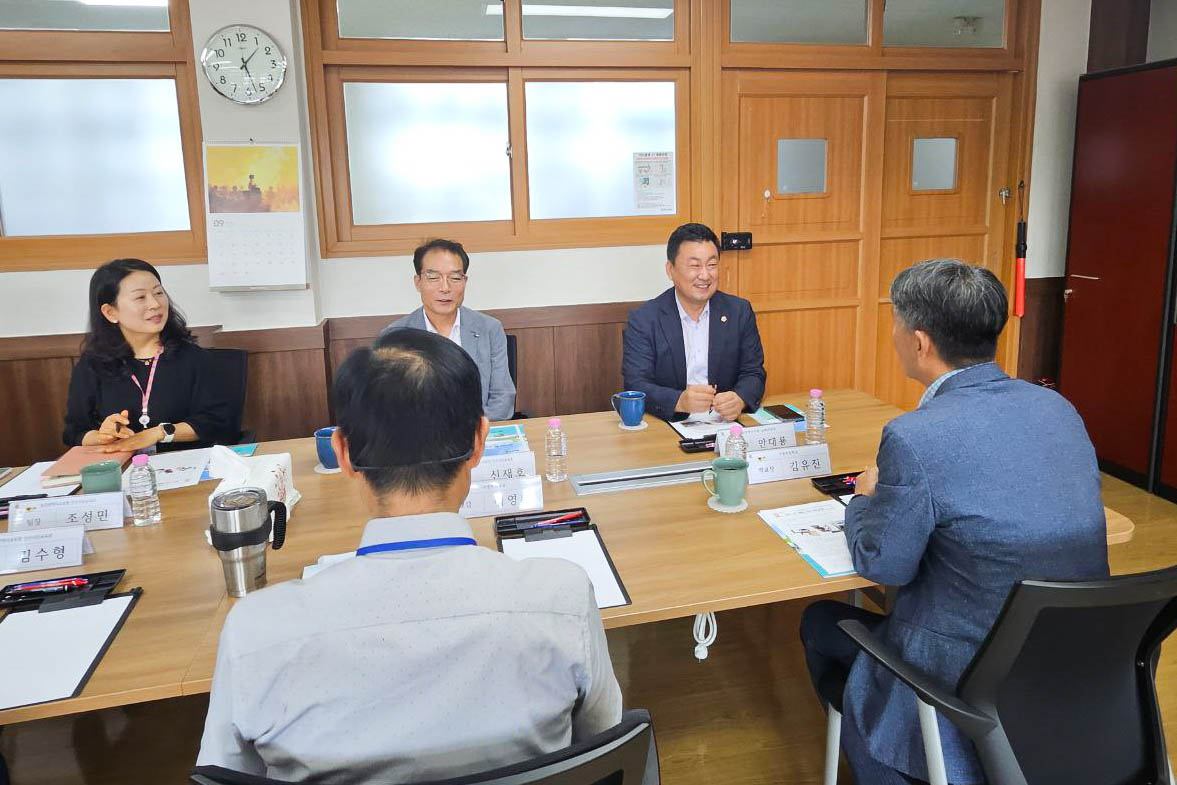 안대룡 교육위원장, 독도 VR 활용 운영 학교 현장방문3