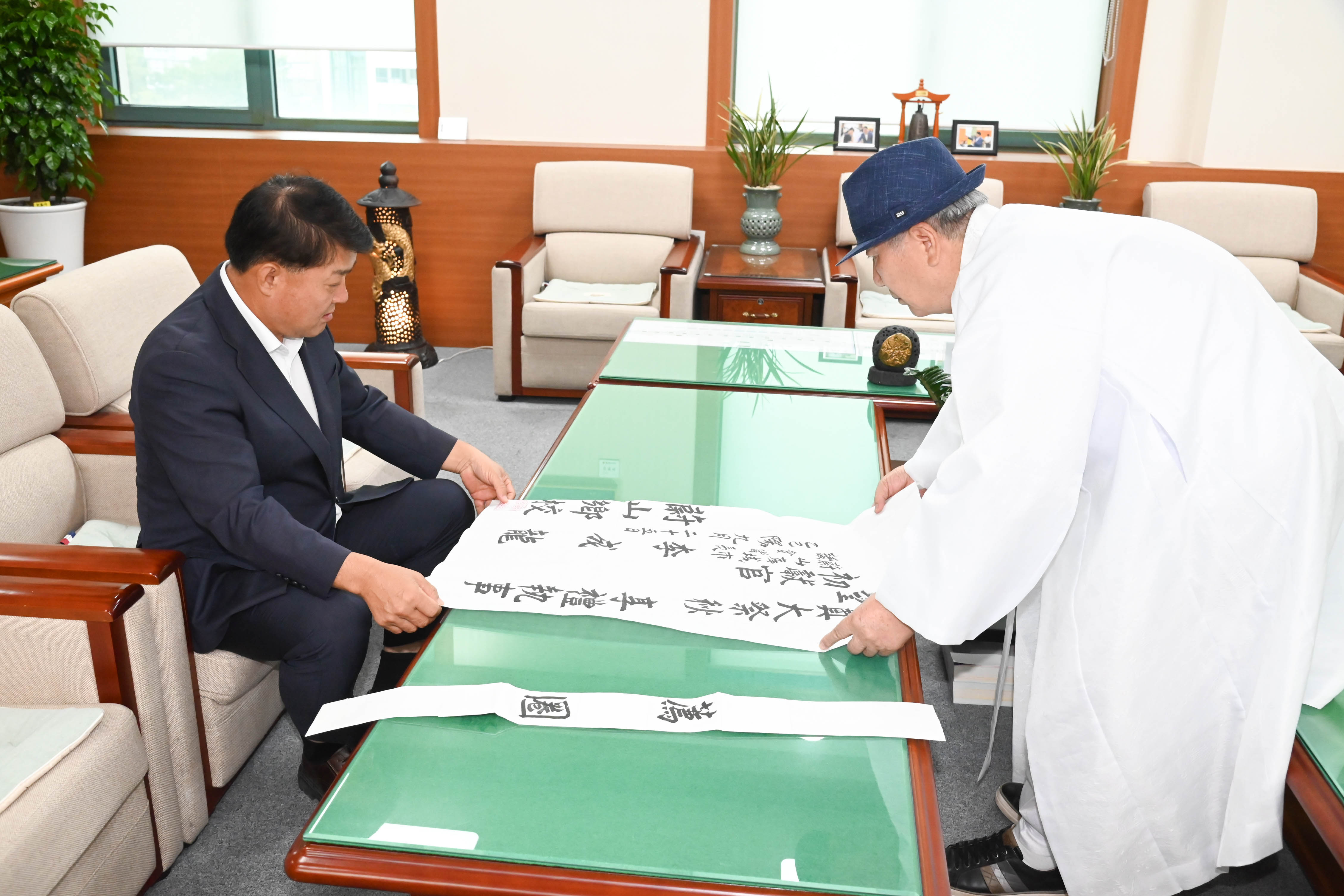 이성룡 의장, 울산향교 엄주환 전교 추기석전 초헌관 천권 전달2
