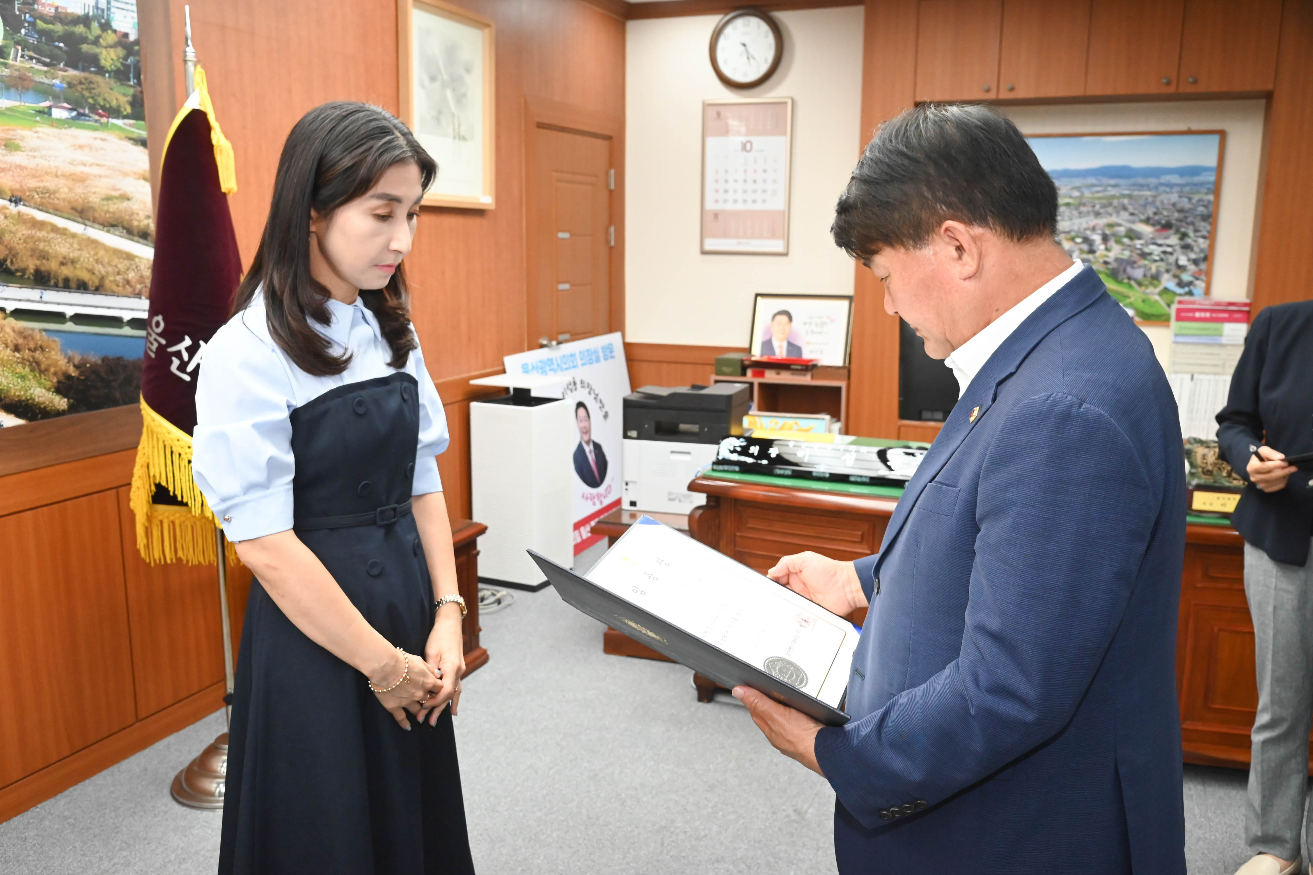 이성룡 의장, 사무관 승진자에 대한 임용장 수여2