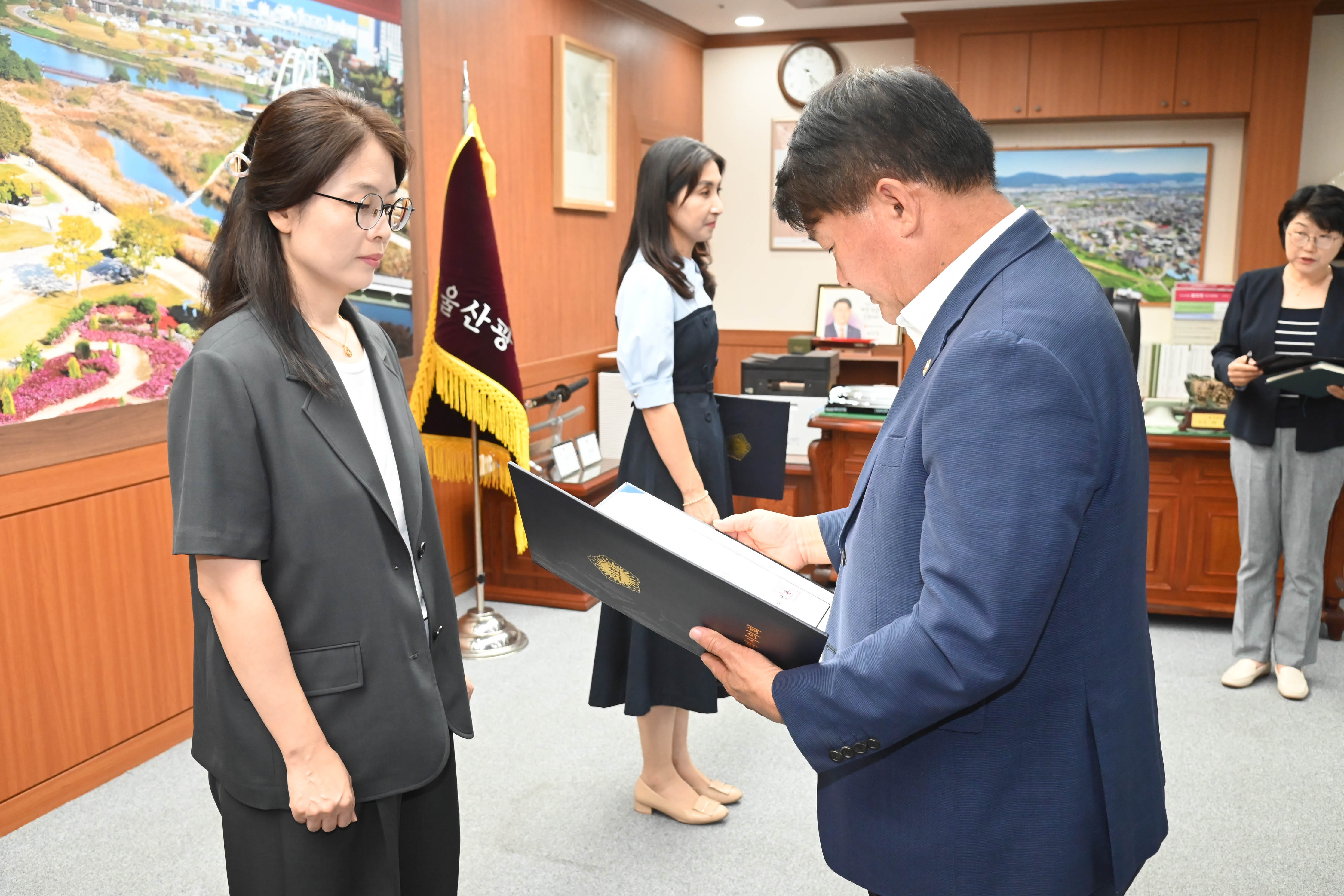 이성룡 의장, 사무관 승진자에 대한 임용장 수여3