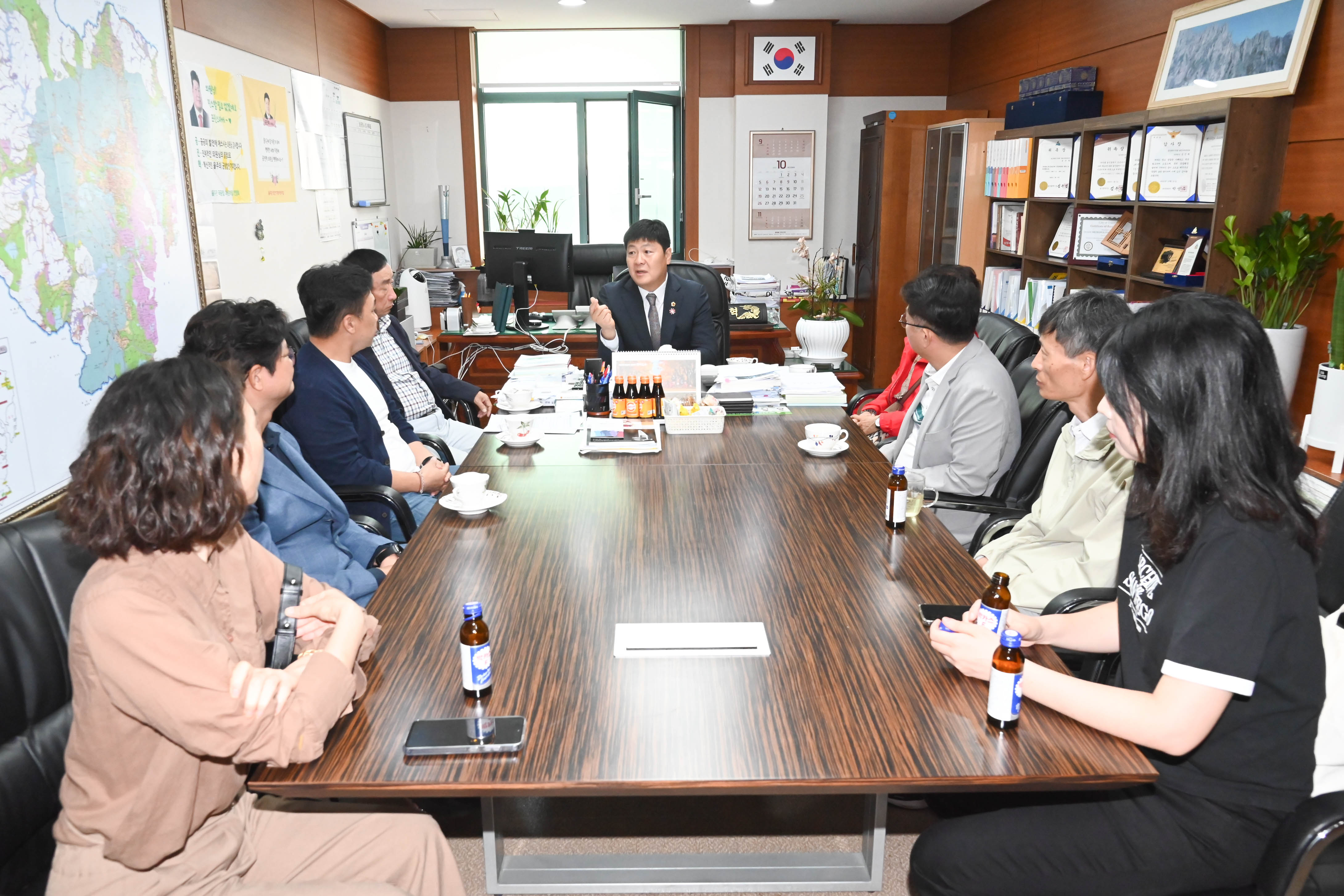공진혁 의회원영위원장, 통영시의회 의원연구단체 의원들과 환담3