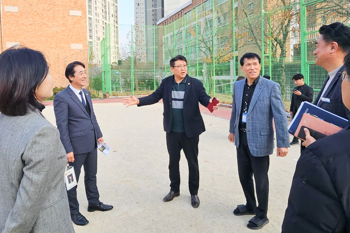 권순용 의원, 야음중학교 다목적 강당 신축 사업 현장점검1