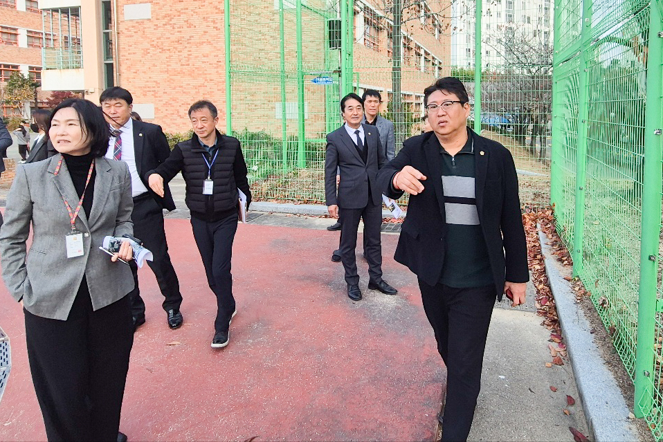 권순용 의원, 야음중학교 다목적 강당 신축 사업 현장점검3