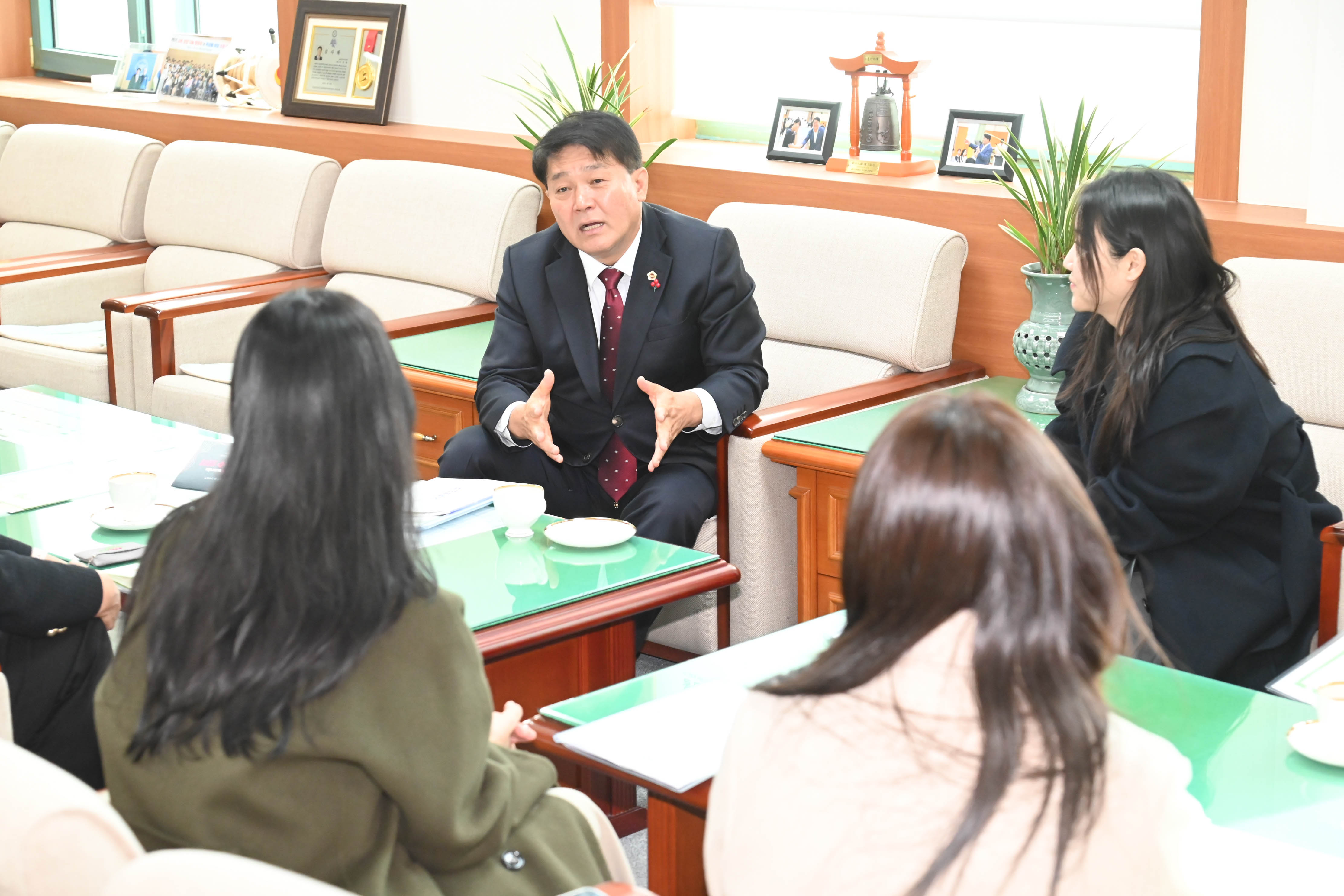 이성룡 의장, 청소년활동진흥센터 관계자들과 환담2