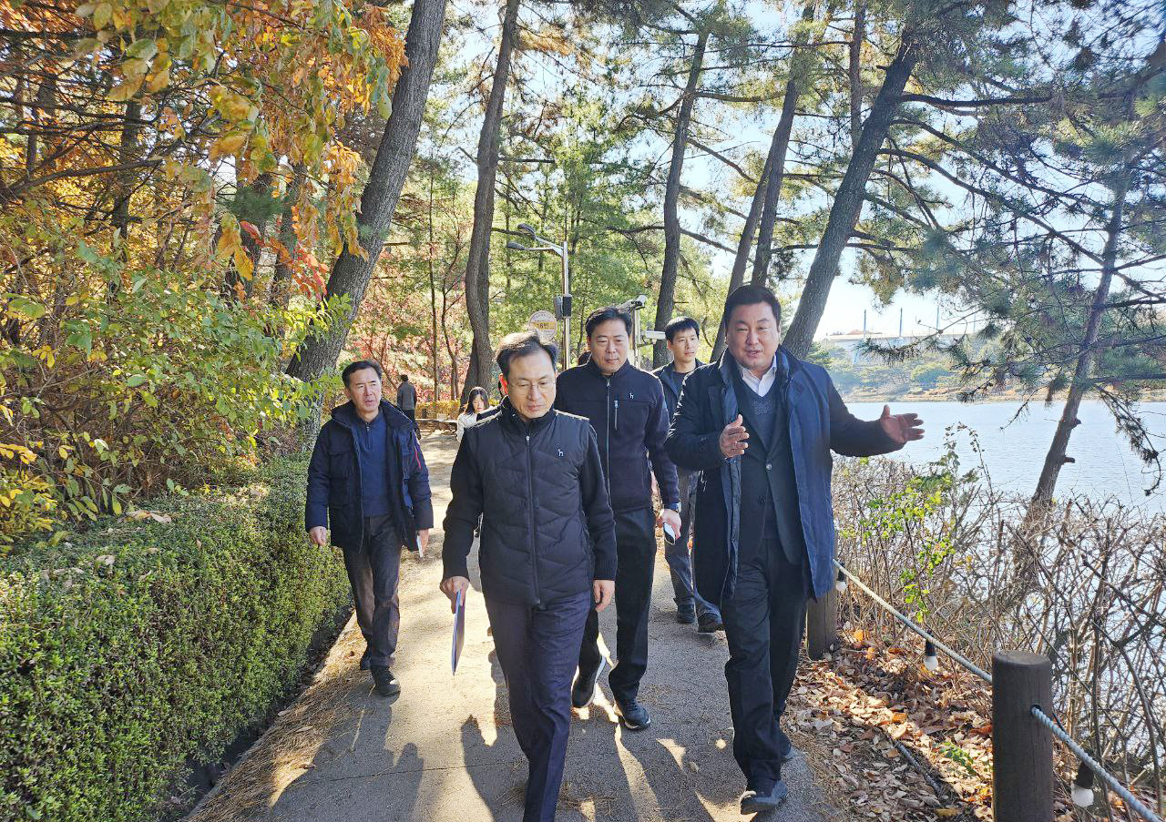 안대룡 교육위원장, 문수호반광장 ‘청춘의 못’ 보행로 야간 안전 점검3