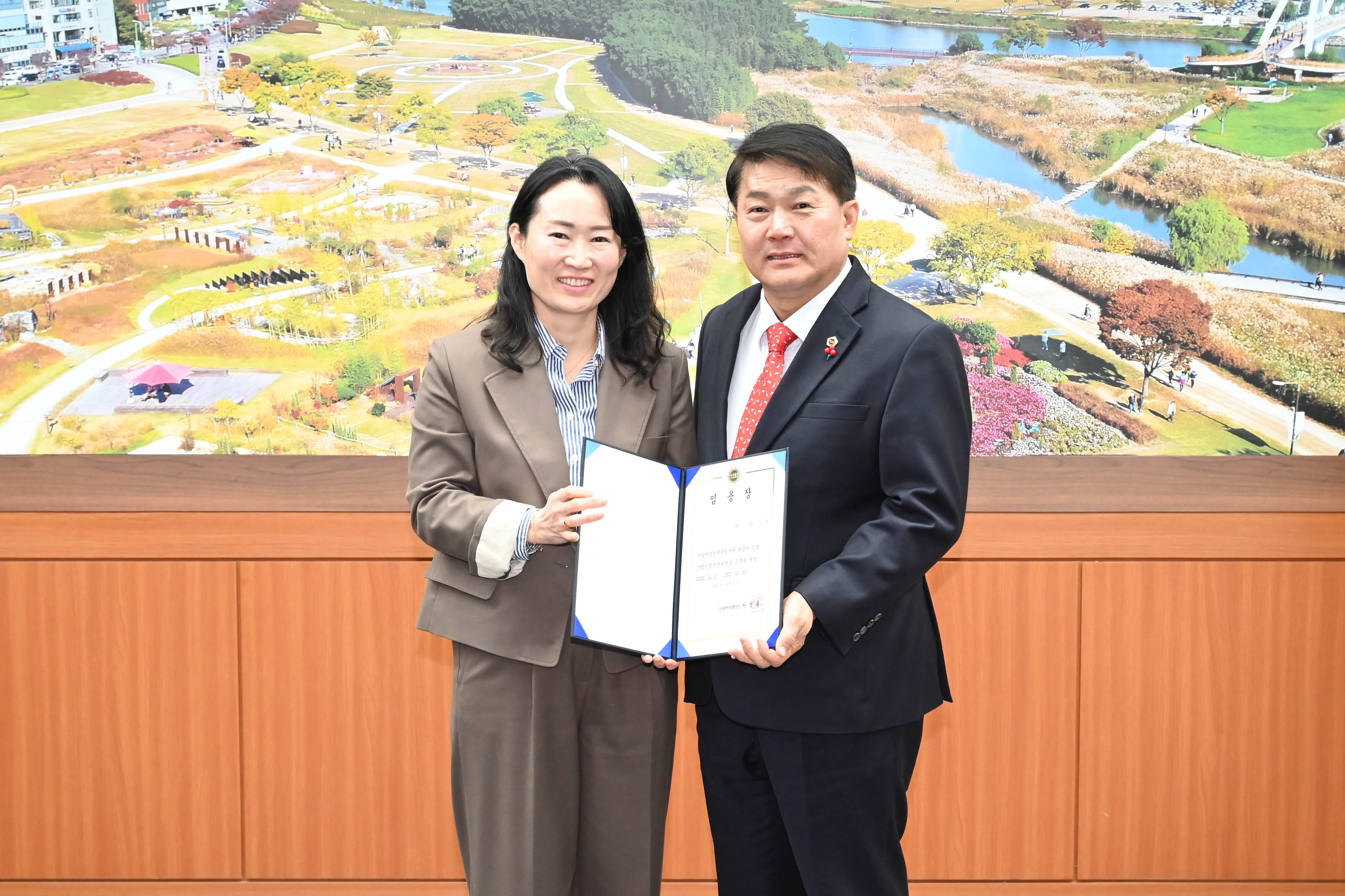 이성룡 의장, 인사발령자와 환담1