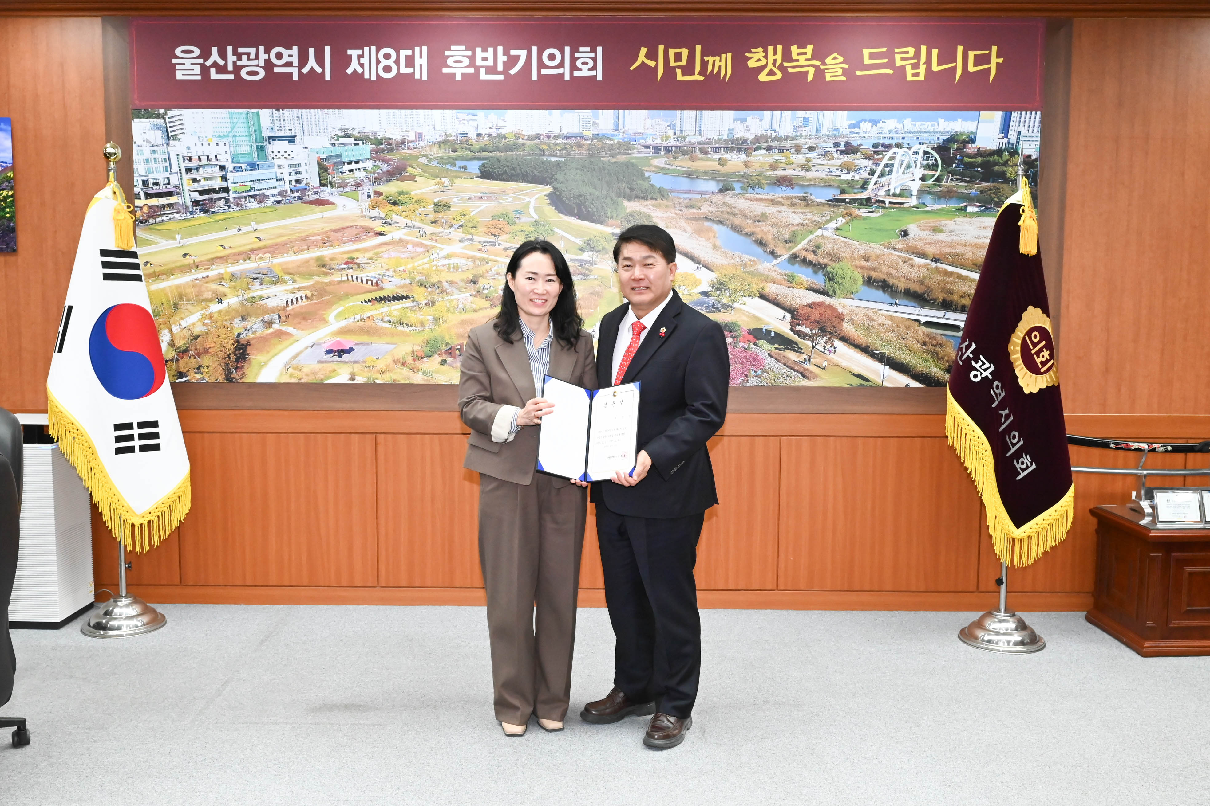 이성룡 의장, 인사발령자와 환담3