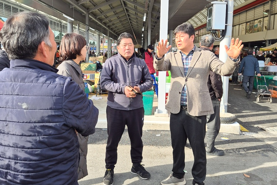 공진혁 의회운영위원장, 남창 옹기종기 시장 전통시장 현대화사업 현장 방문1