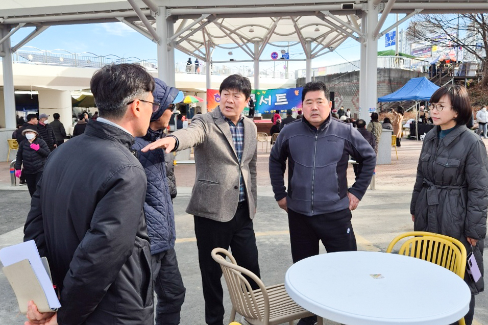공진혁 의회운영위원장, 남창 옹기종기 시장 전통시장 현대화사업 현장 방문2