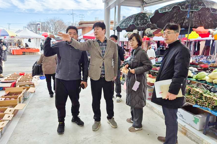 공진혁 의회운영위원장, 남창 옹기종기 시장 전통시장 현대화사업 현장 방문3